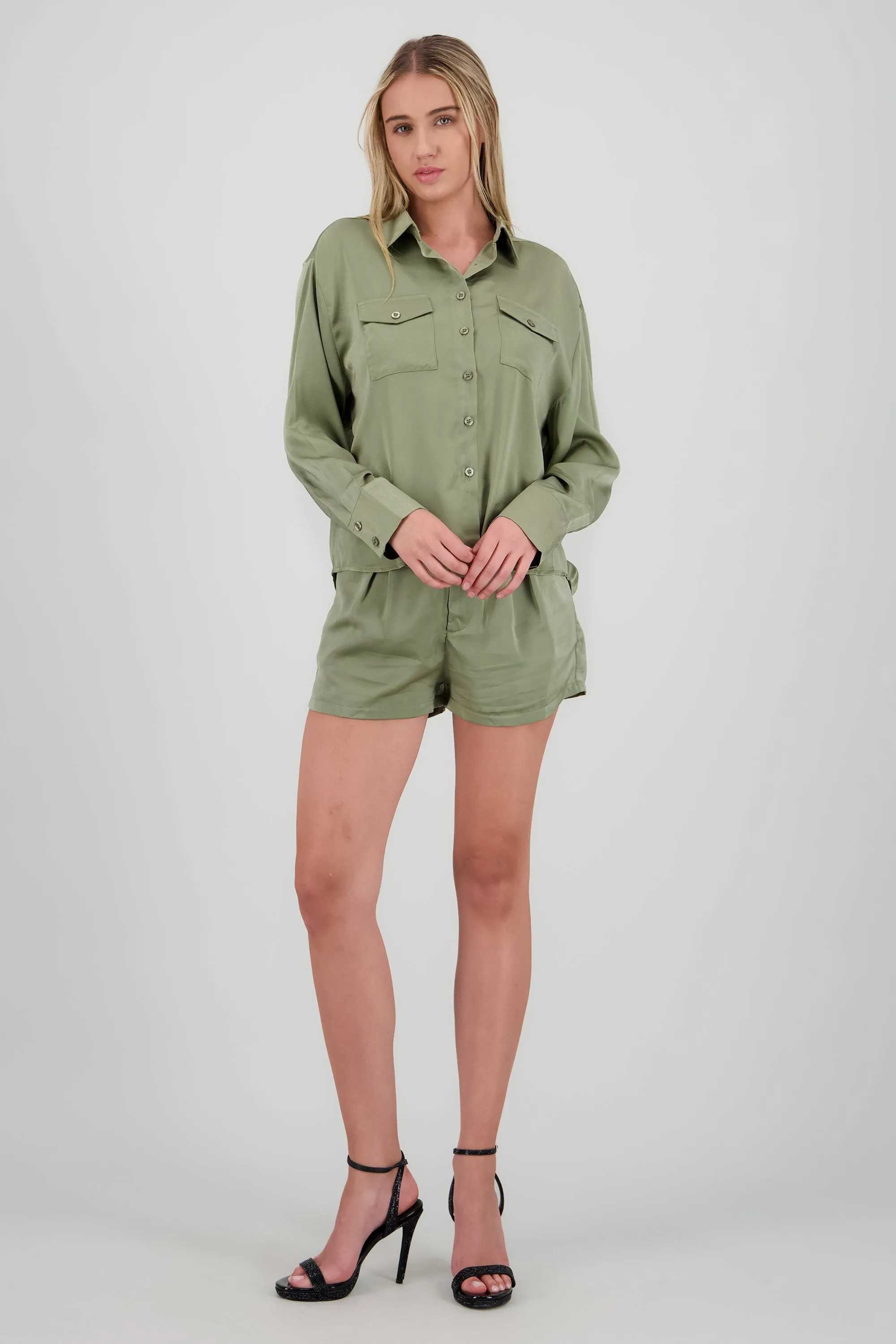 Shorts detalle pinzas sold by Shasa