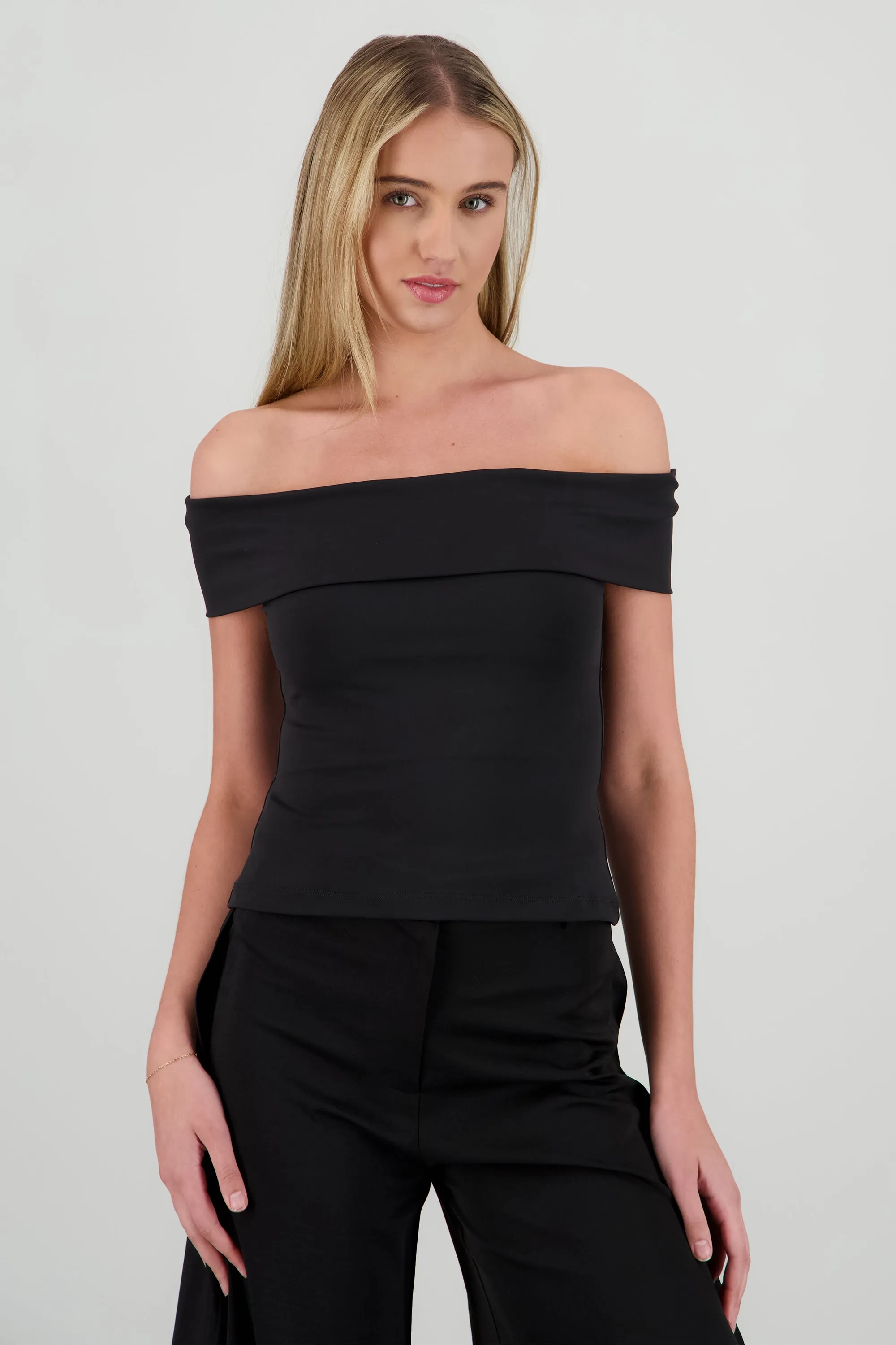 top escote recto hombro fruncido sold by Shasa