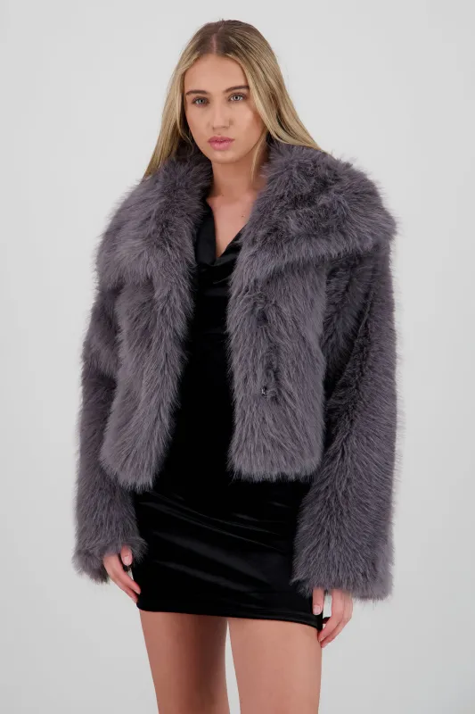 Cazadora efecto pelo solapa sold by Shasa