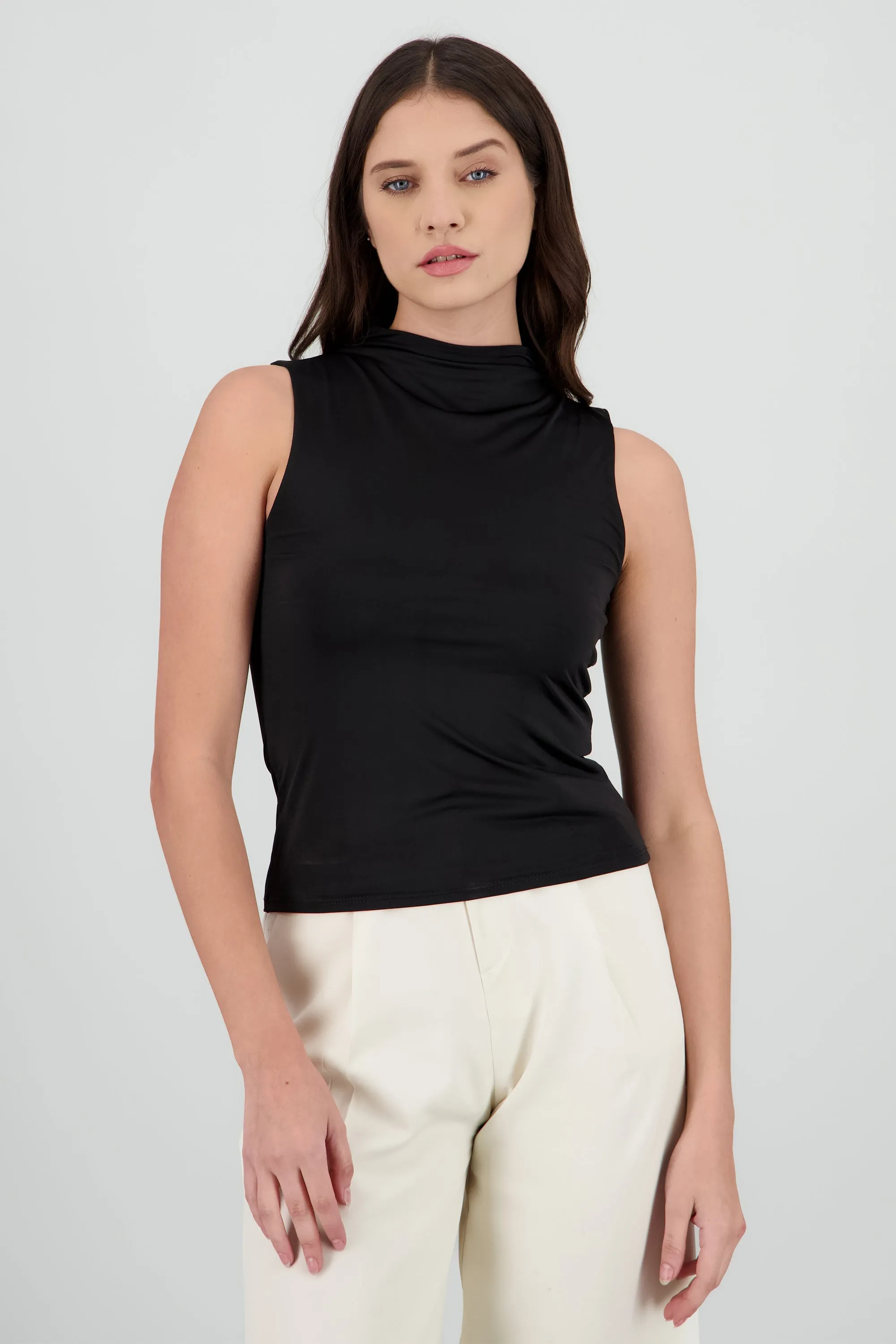 Top cuello alto sin mangas sold by Shasa