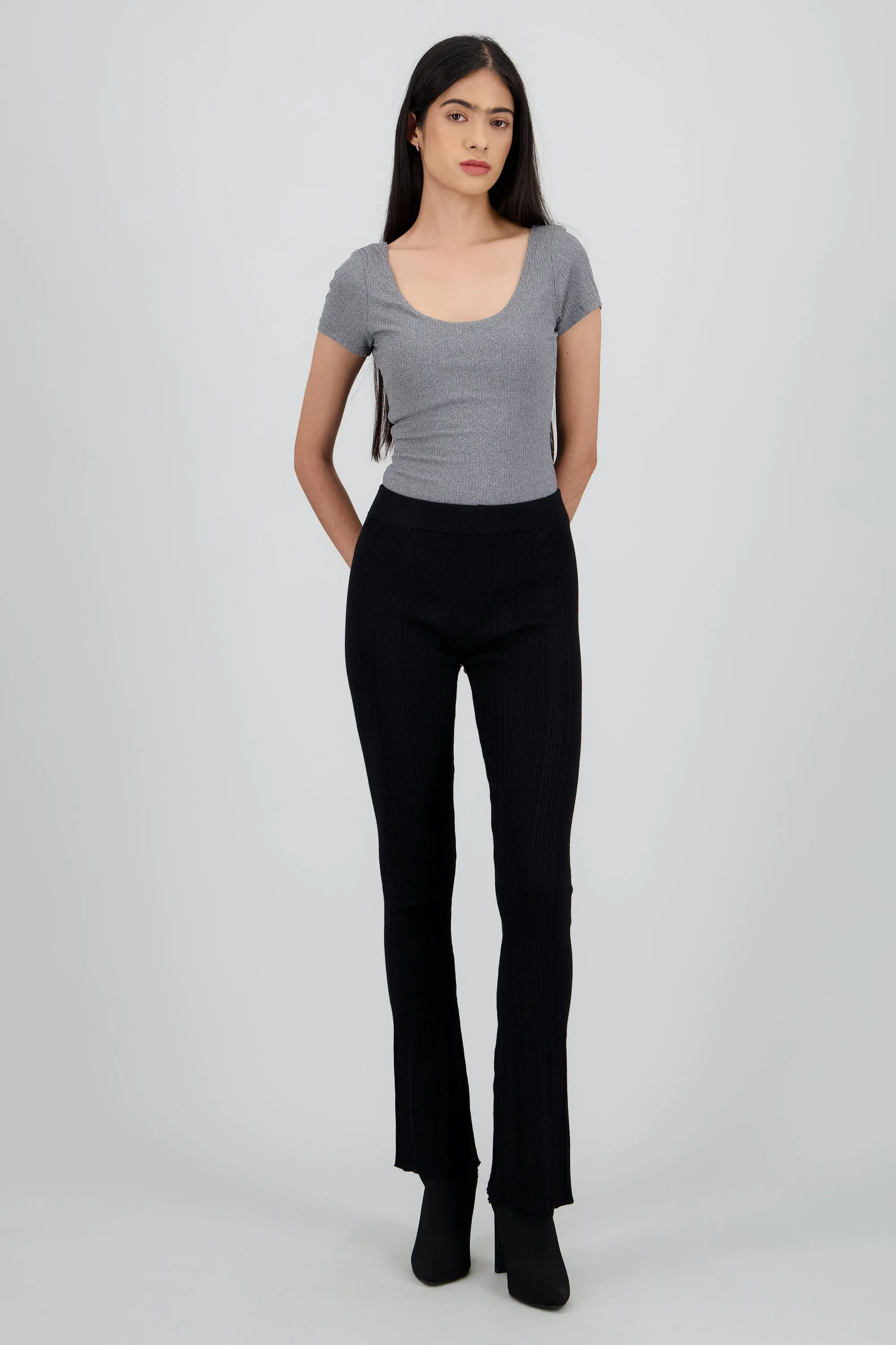 Pantalon rib flare sold by Shasa