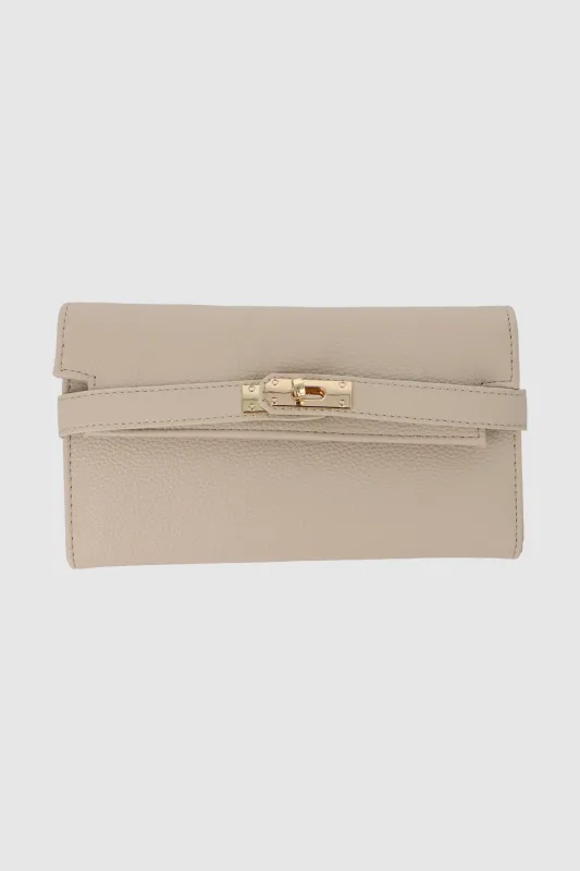 Cartera grande trapa broche sold by Shasa
