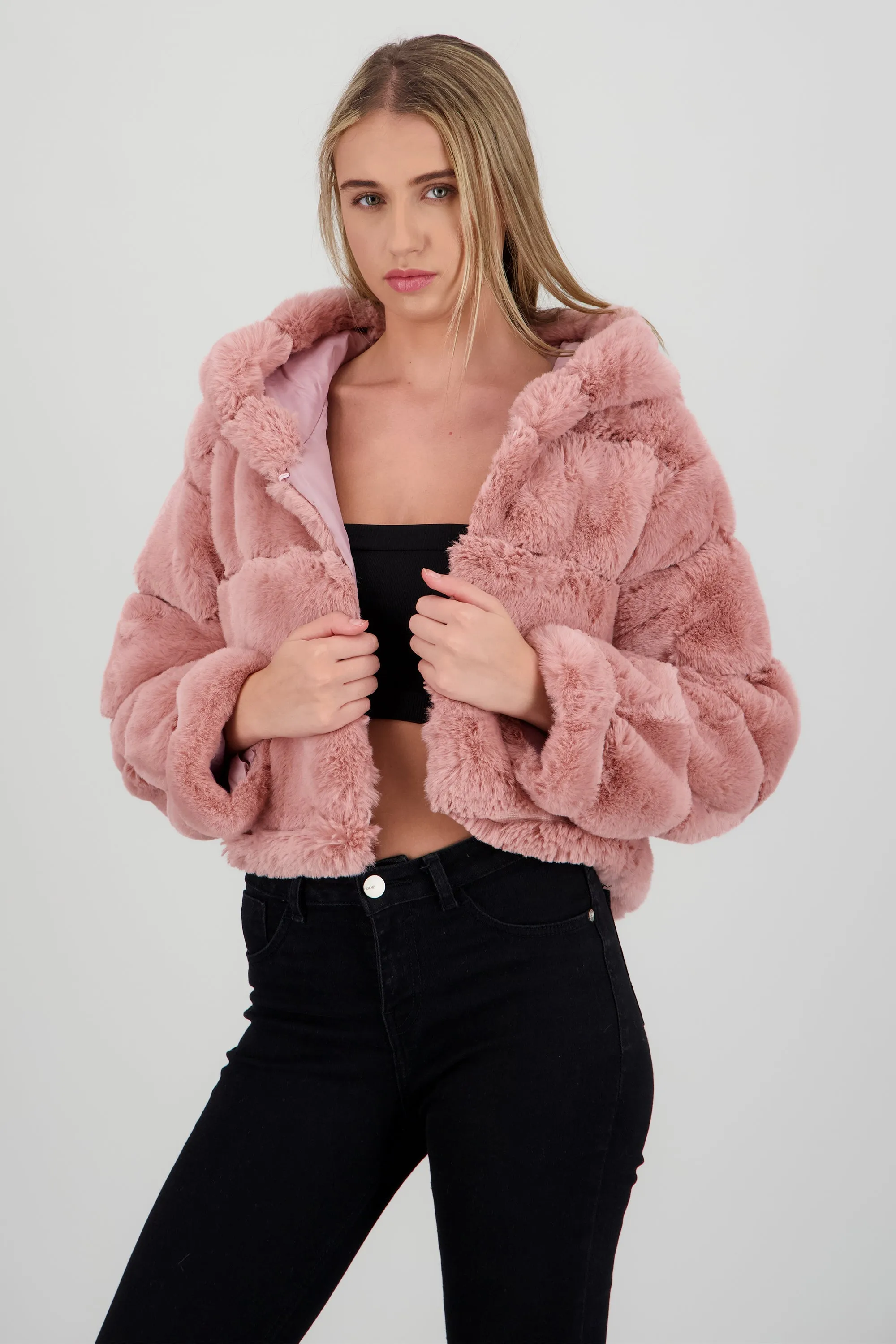 Chamarra efecto pelo con gorro sold by Shasa