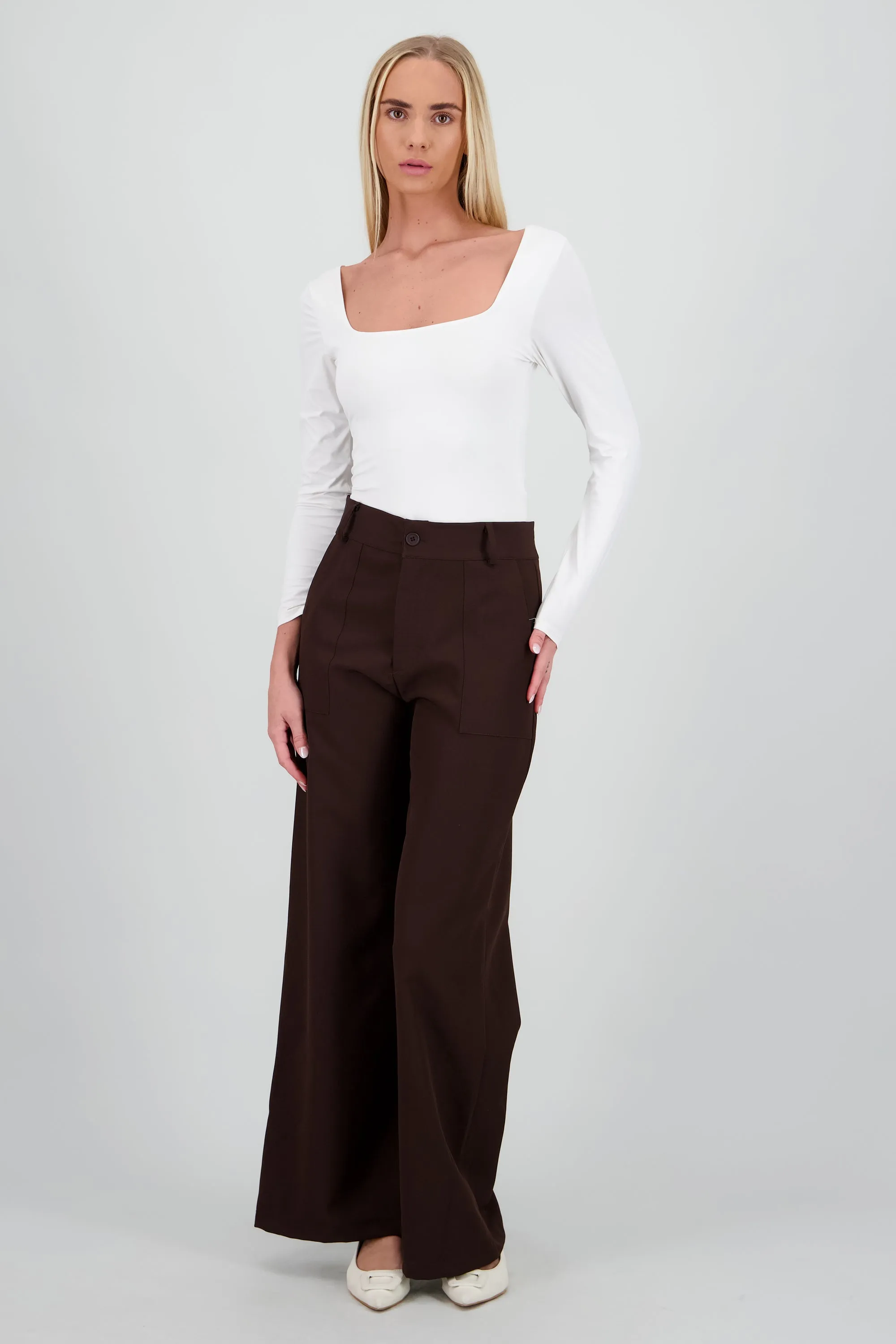 Pantalon recto con bolsillos curveados sold by Shasa