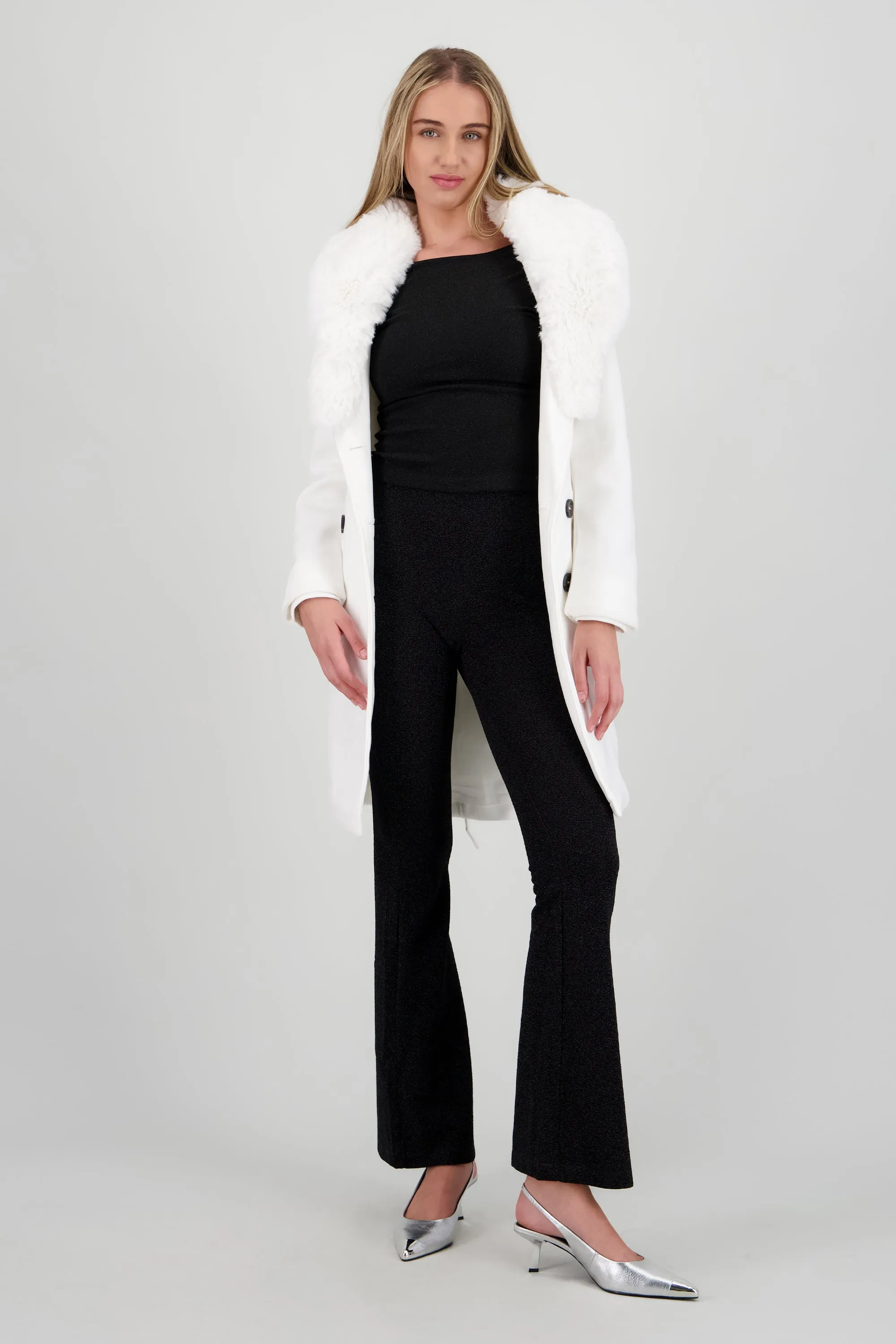 Abrigo largo detalle peluche sold by Shasa