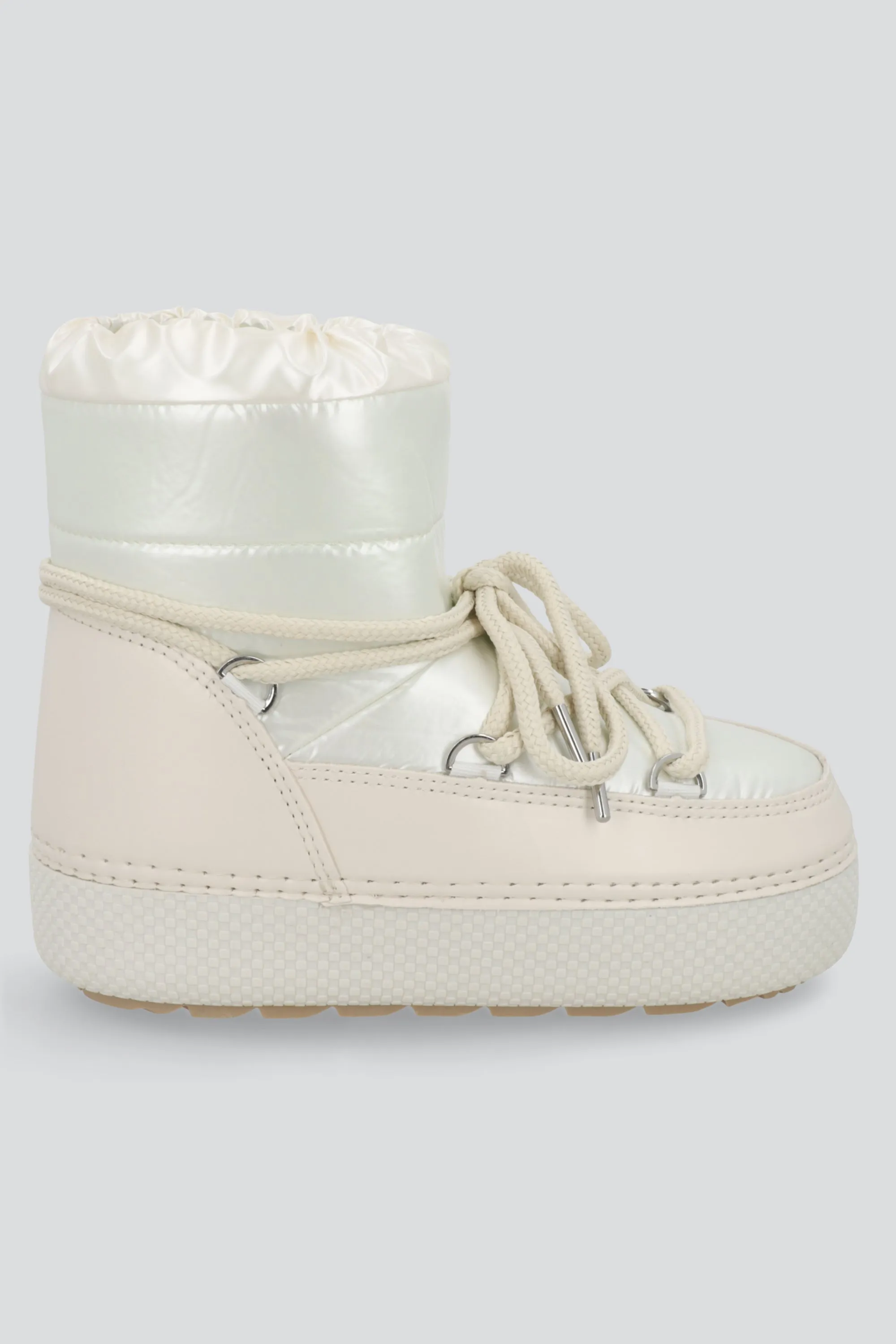 Bota invierno chunky con cordones sold by Shasa