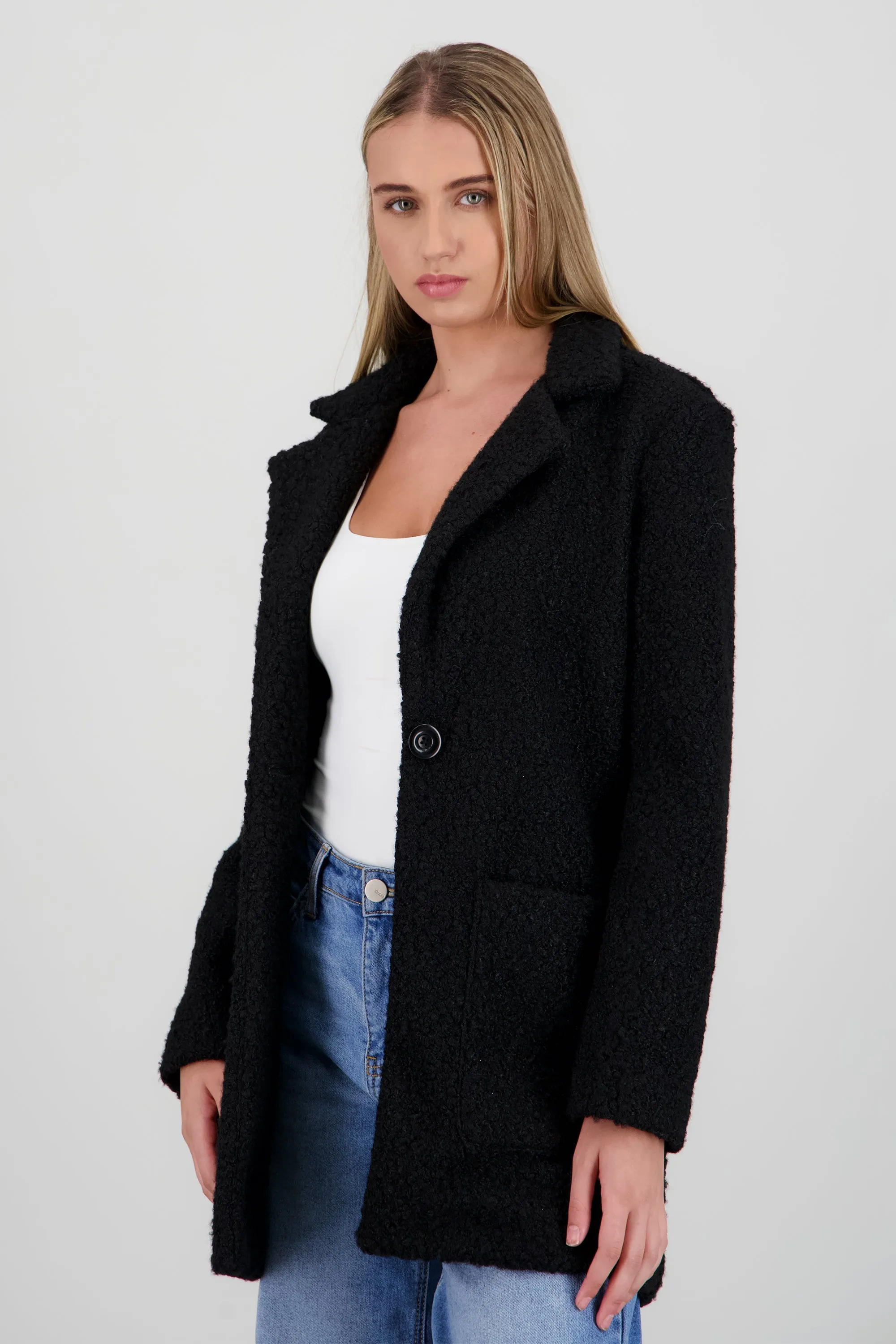 Abrigo largo con bolsas sold by Shasa