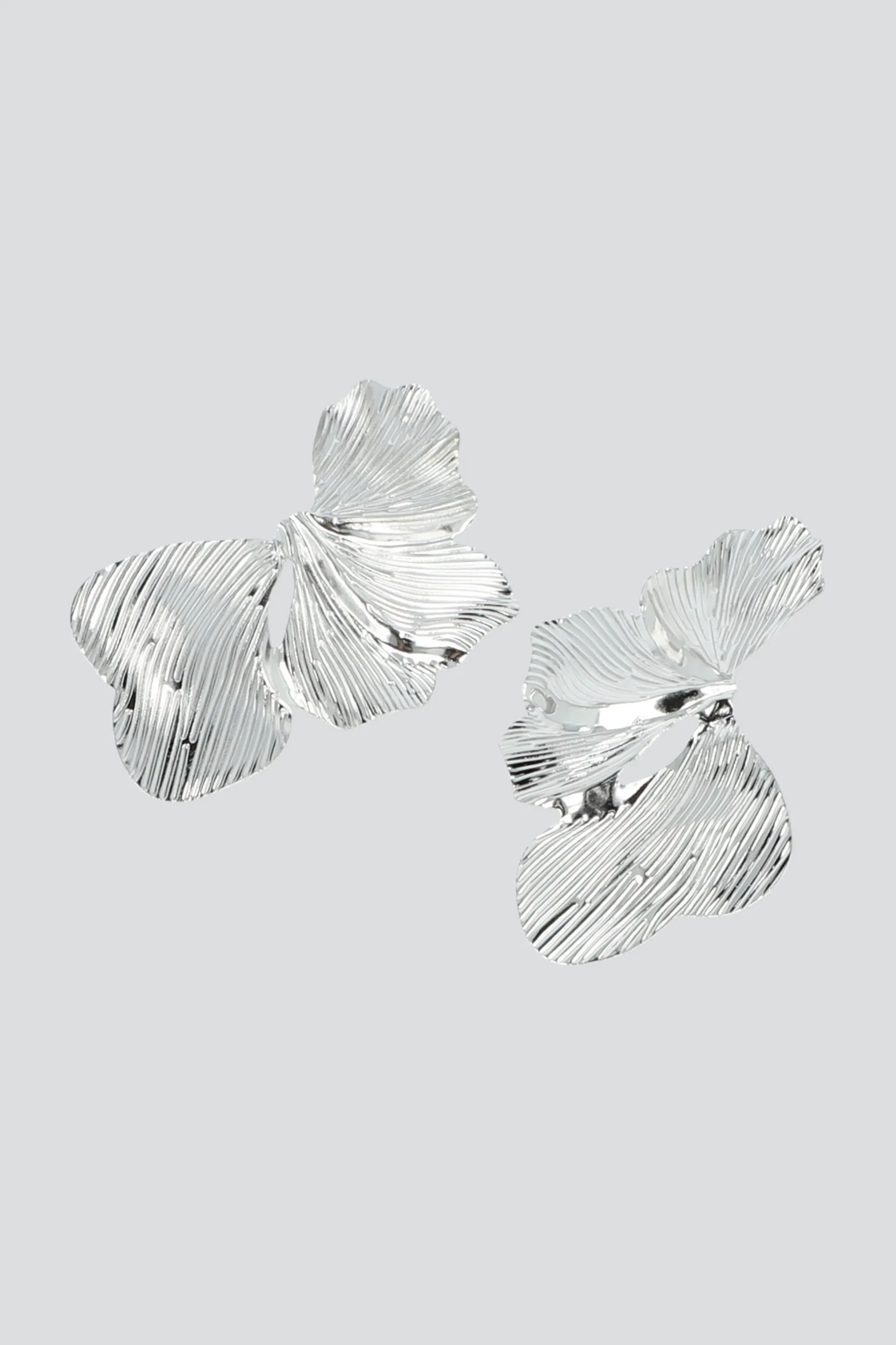 Aretes petalos metal sold by Shasa product image thumbnail 2