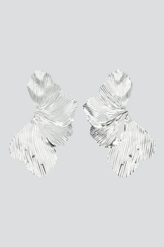 Aretes petalos metal sold by Shasa