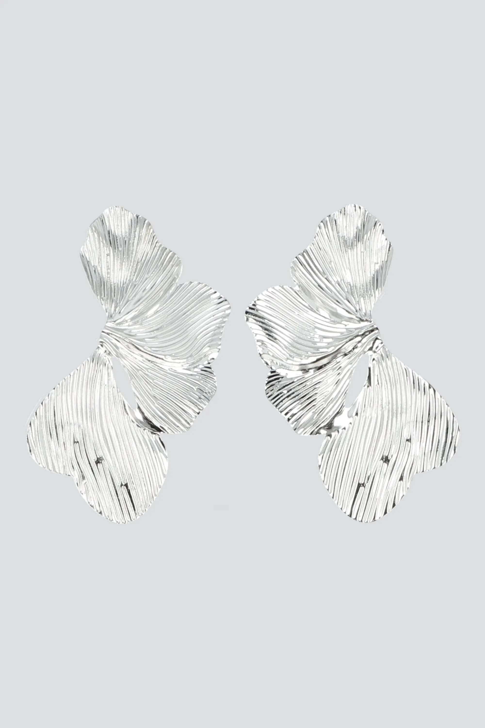 Aretes petalos metal sold by Shasa