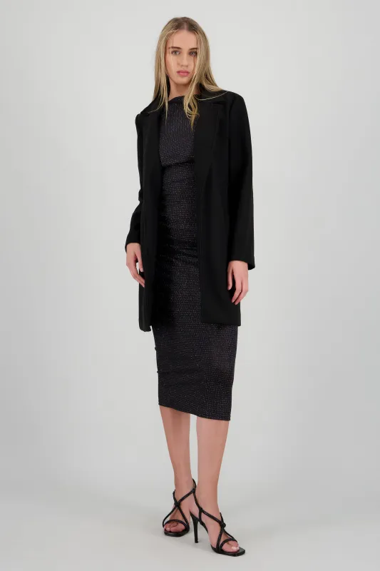 Abrigo largo con bolsas a los costados sold by Shasa