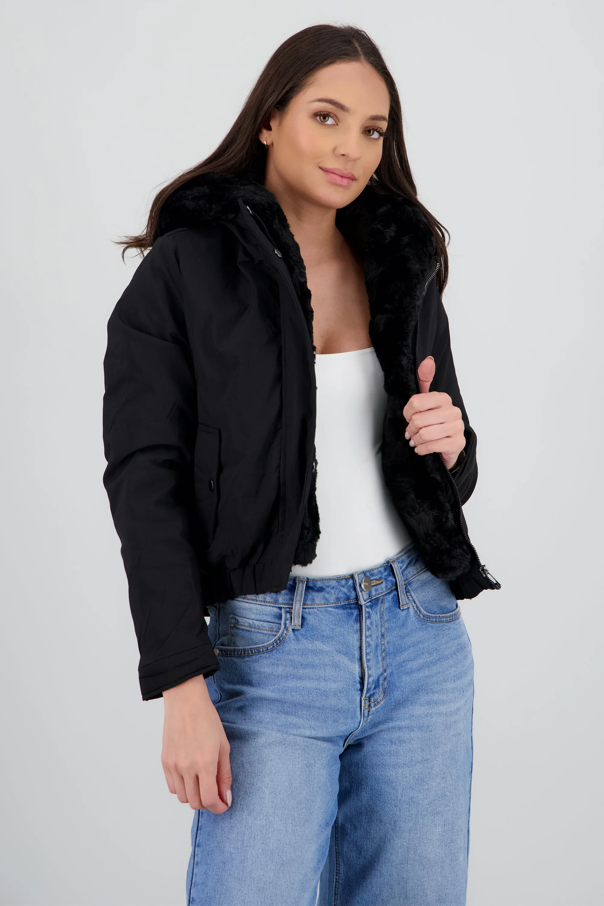 Chamarra con bolsas peluche en gorro sold by Shasa