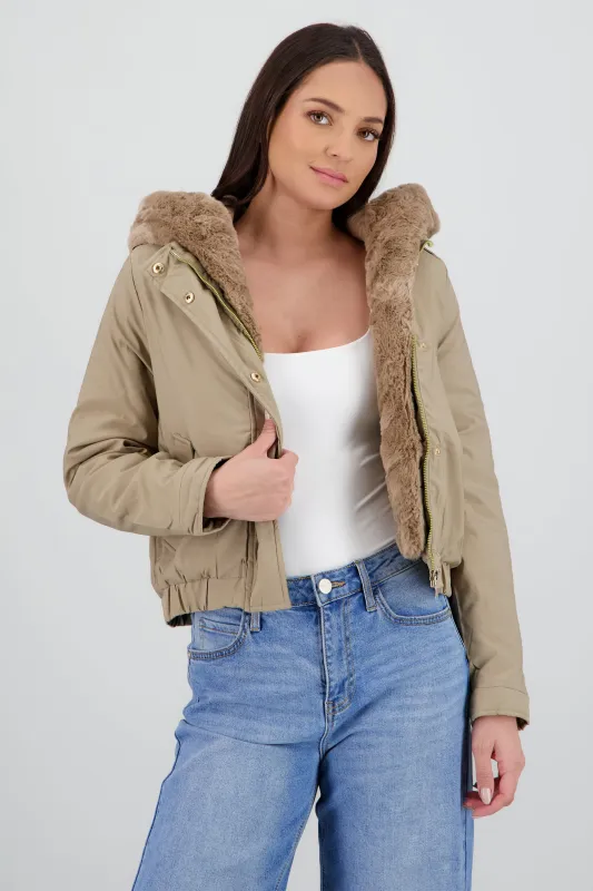 Chamarra con bolsas peluche en gorro sold by Shasa