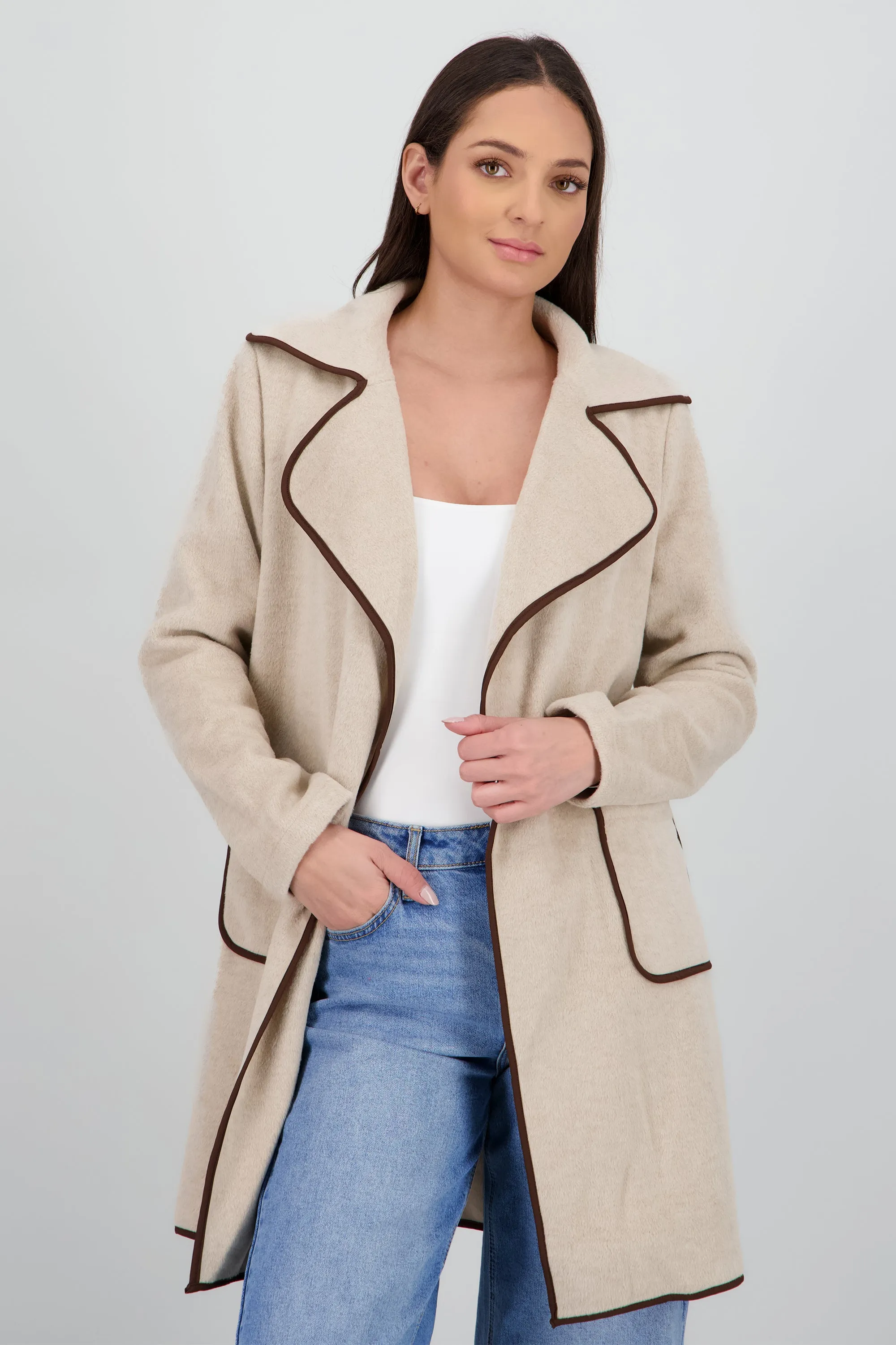 Abrigo corto detalle contraste laso sold by Shasa