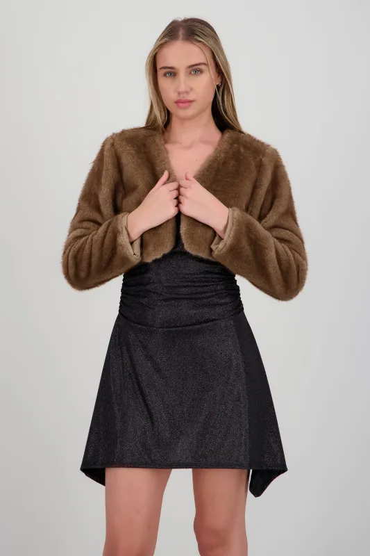 Abrigo cropped pelo corto sold by Shasa