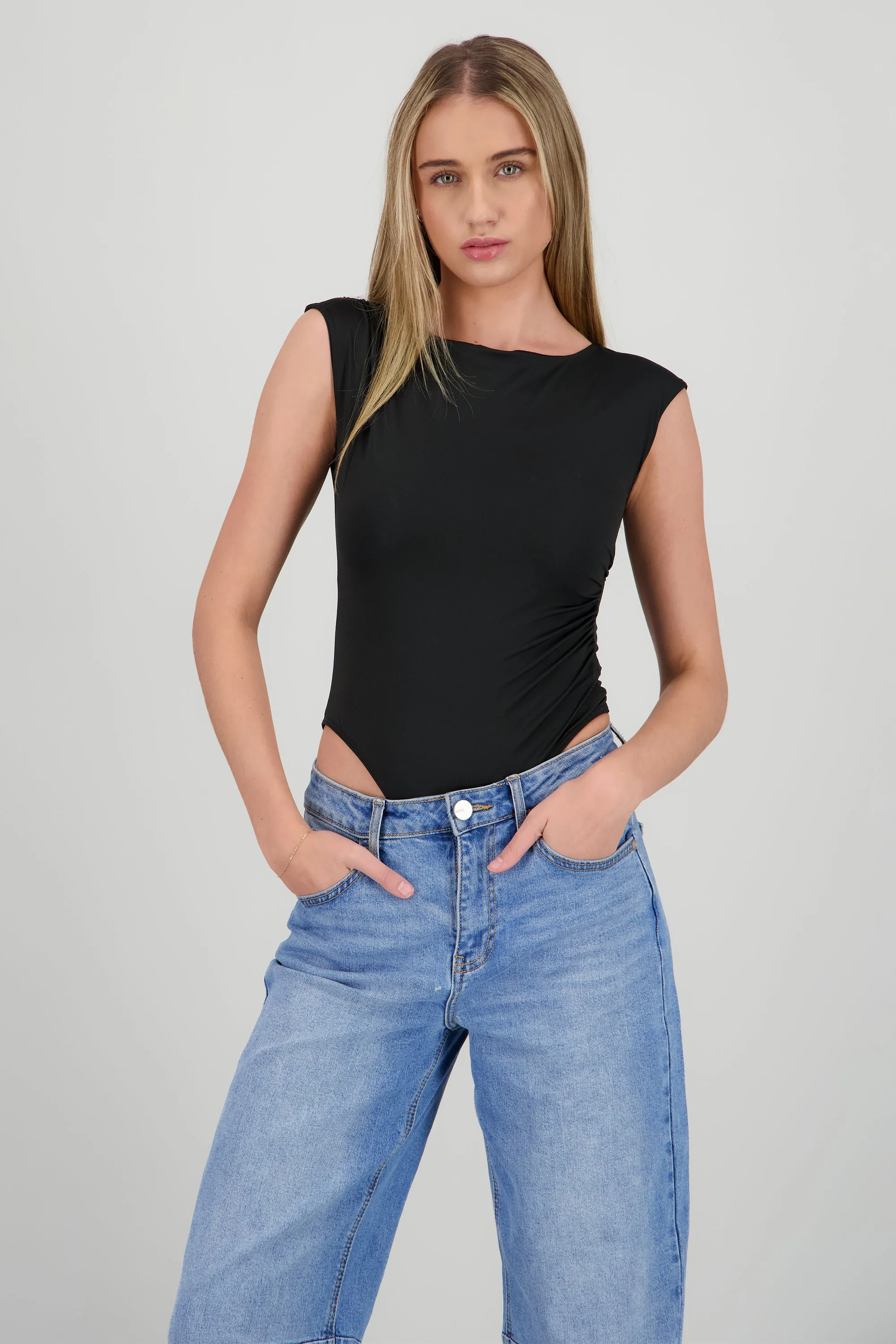 Body detalle drapeado hombro sold by Shasa