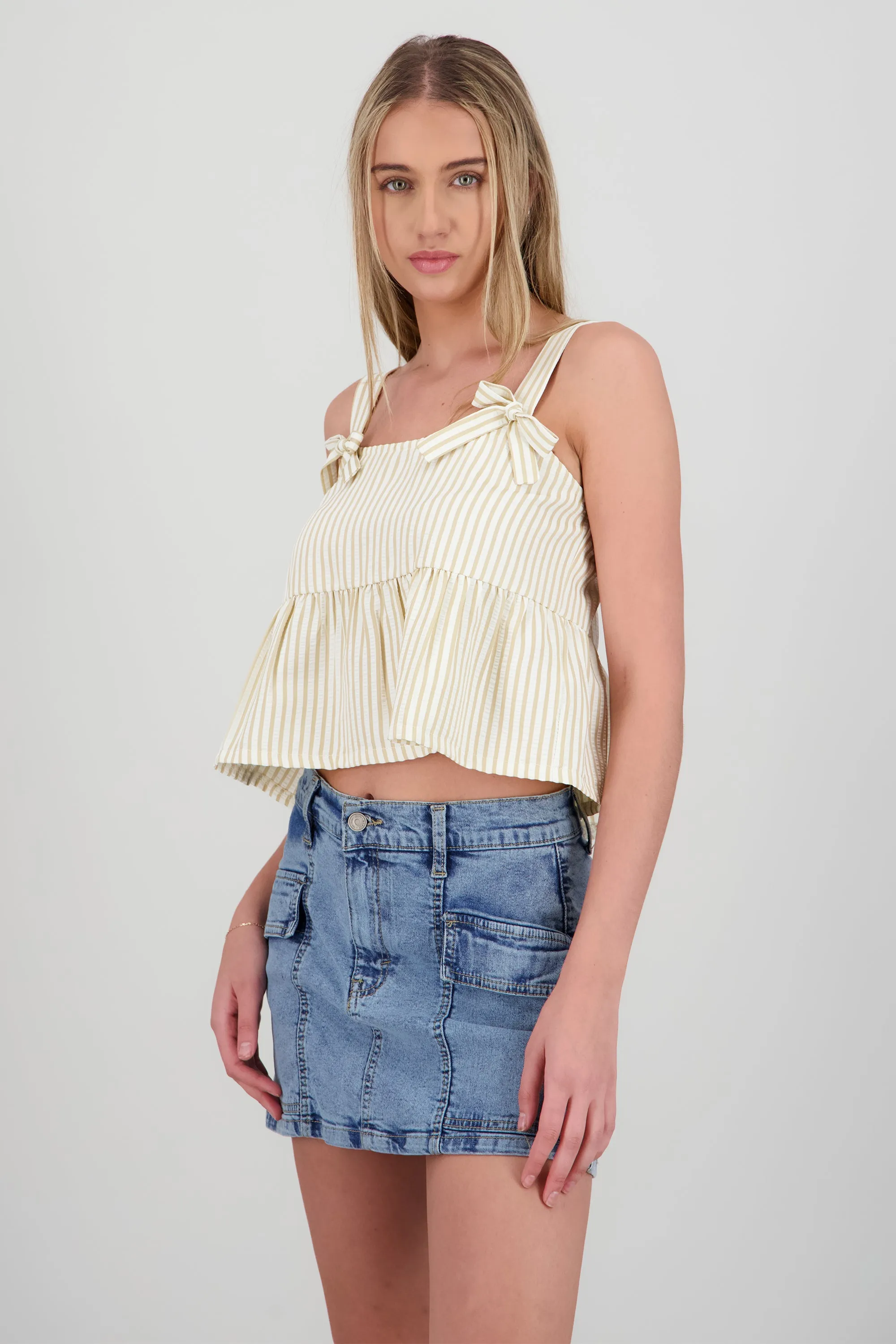 Top sin manga detalle olan moños sold by Shasa