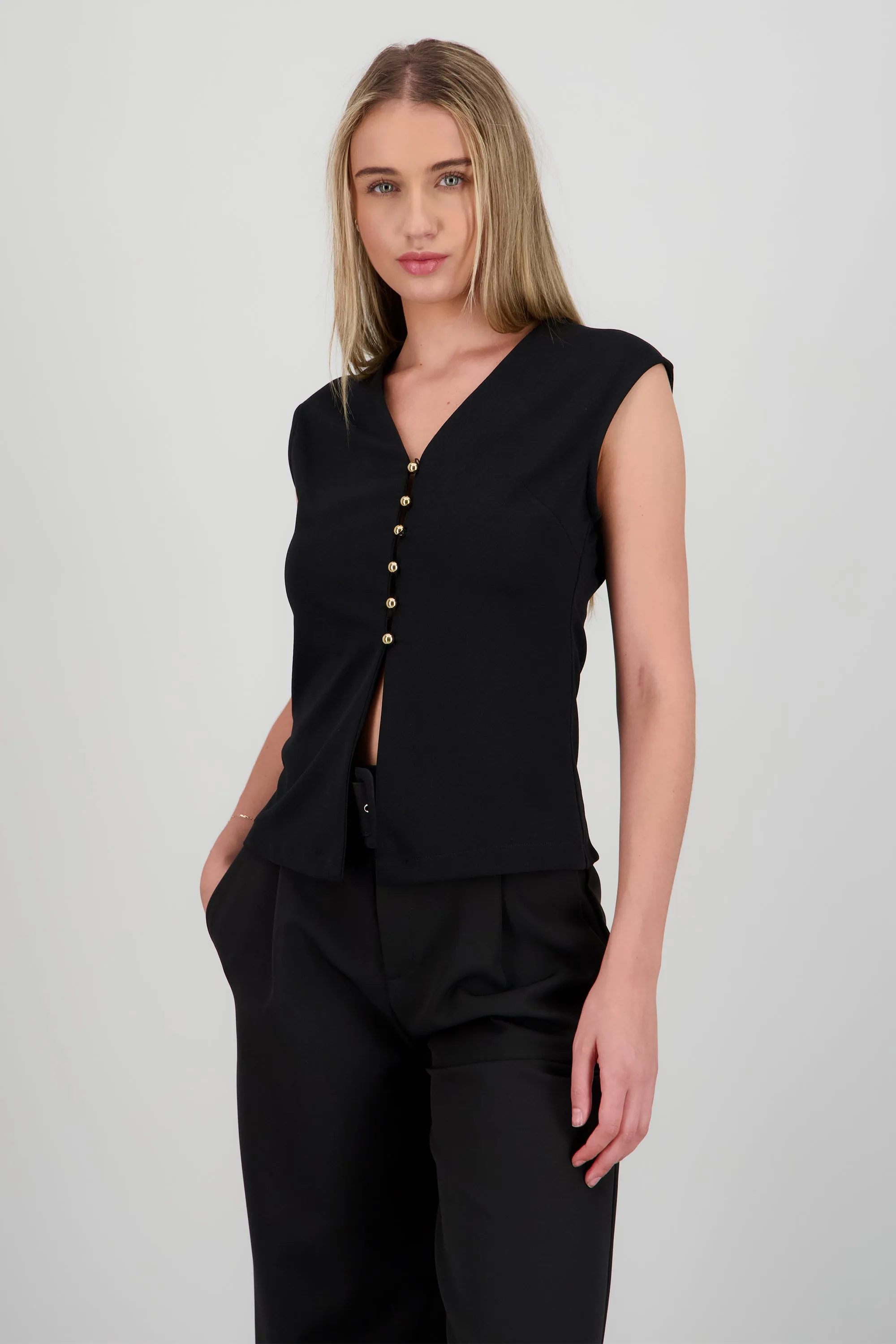 Chaleco largo abertura con botones dorados sold by Shasa