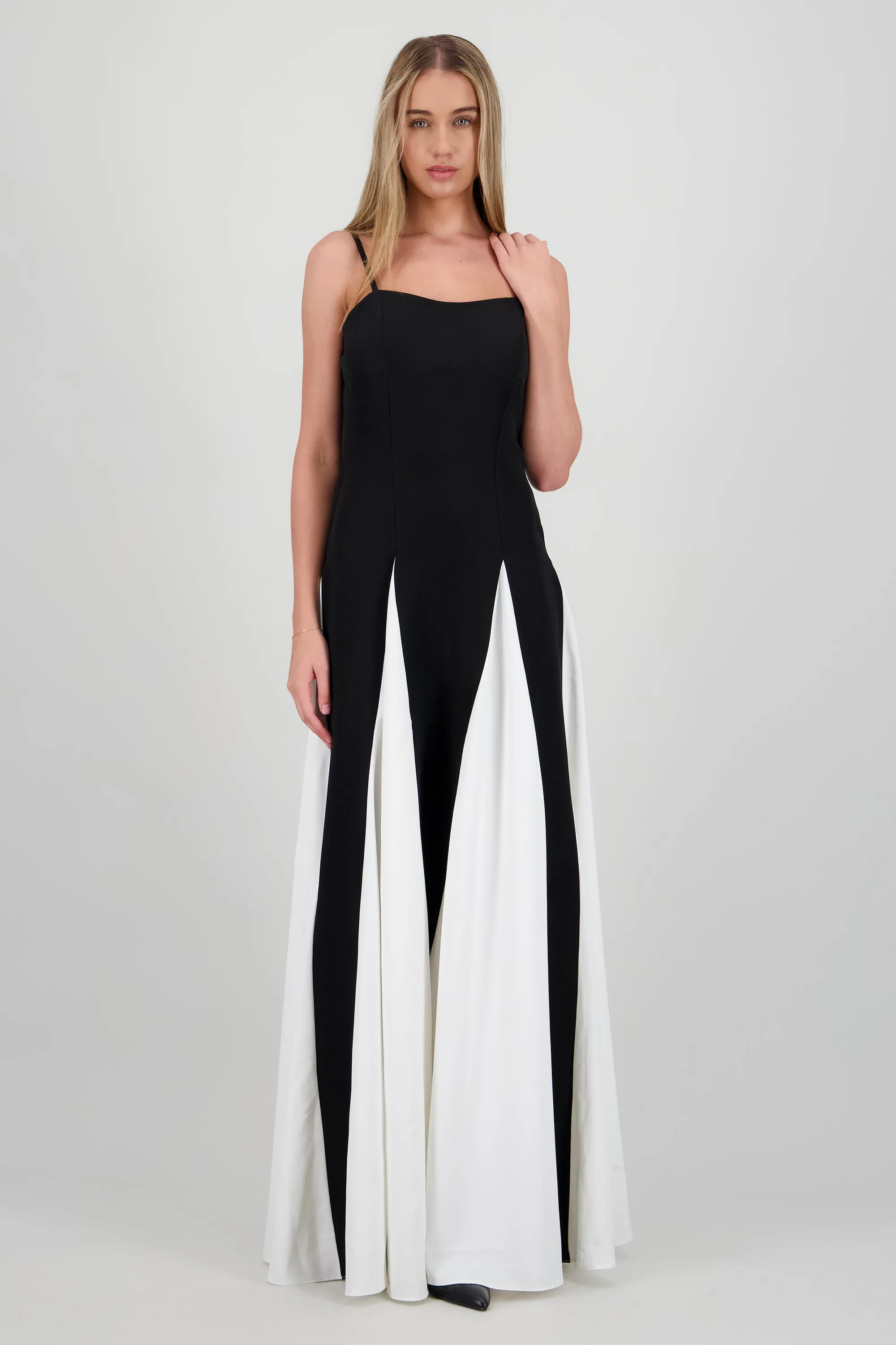 Vestido maxi godetes contraste sold by Shasa