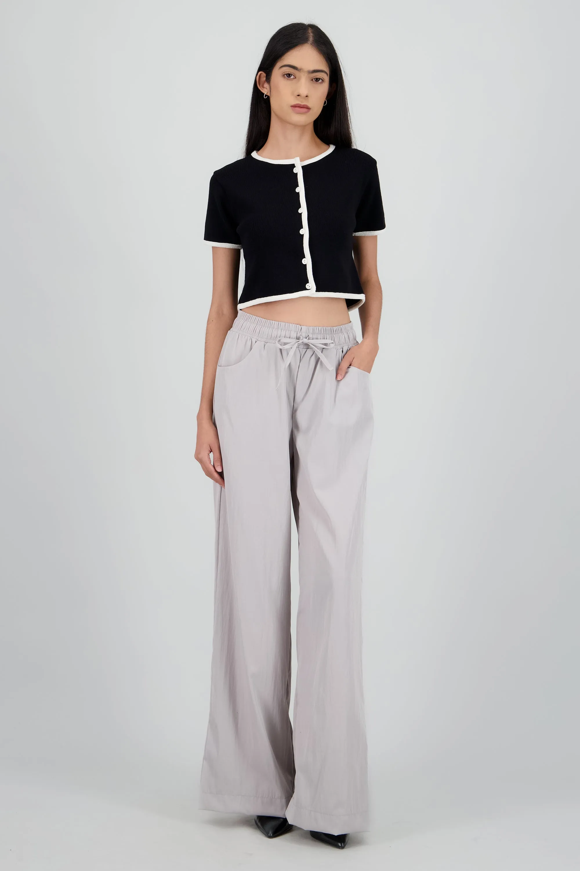 Pantalon parachute detalle bolsas sold by Shasa