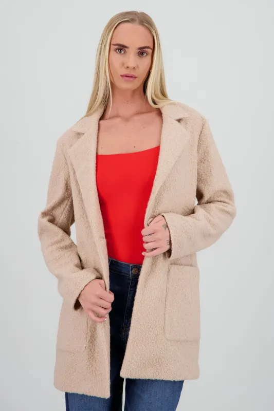 Abrigo largo con bolsas sold by Shasa