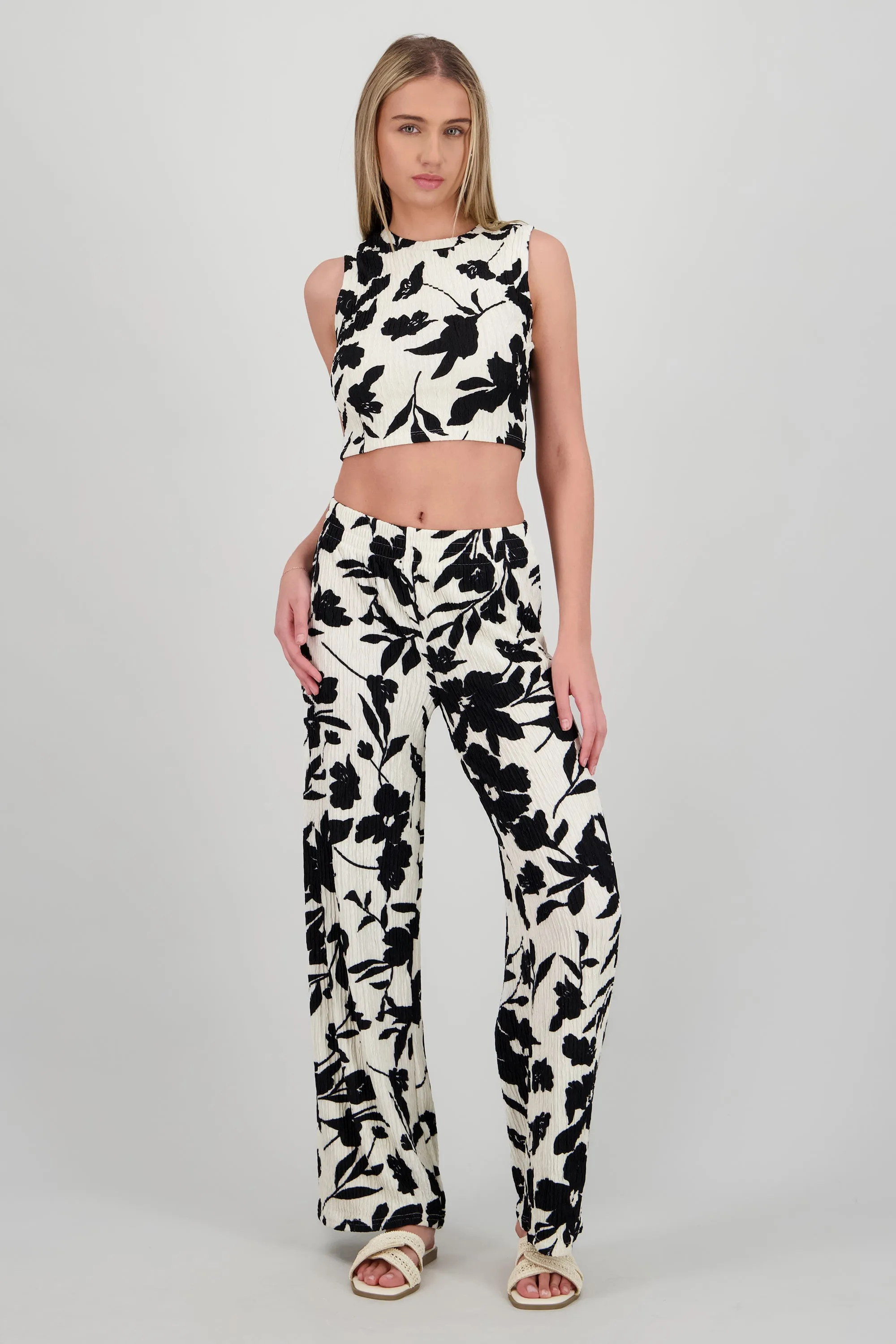 Pantalones fluidos flores tropicales sold by Shasa