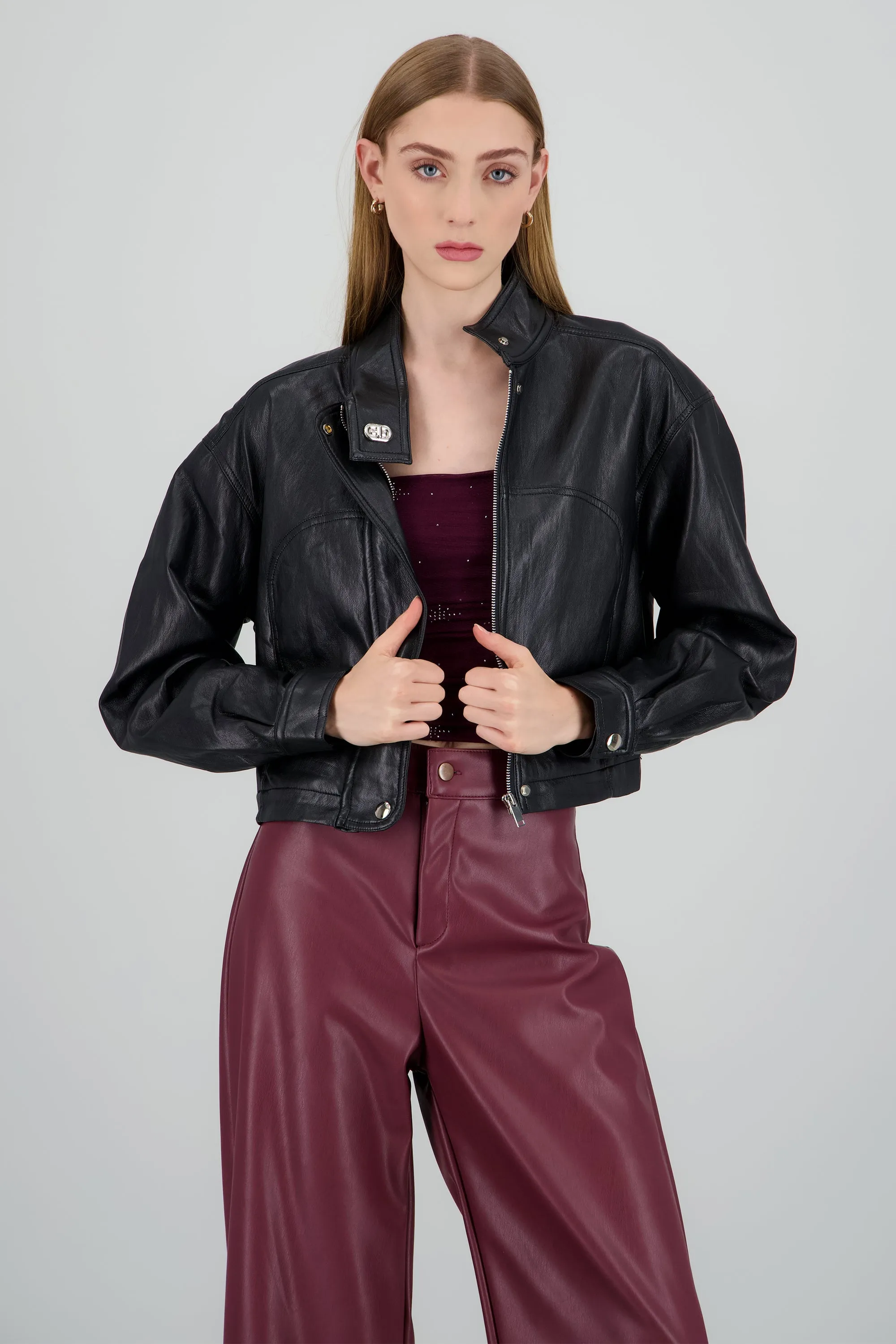 Chamarra cuello alto pu sold by Shasa