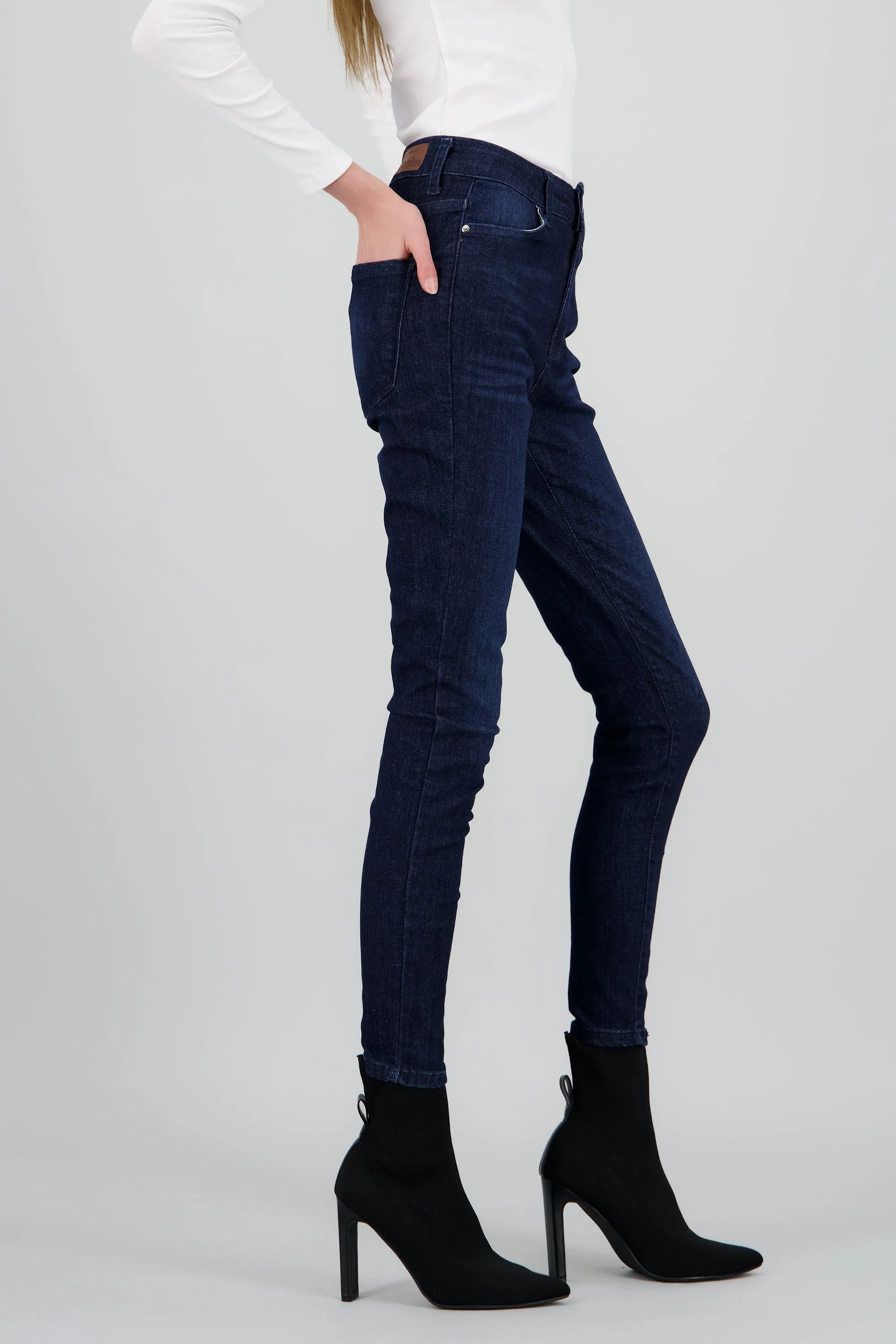 Jeans básicos skinny sold by Shasa product image thumbnail 3