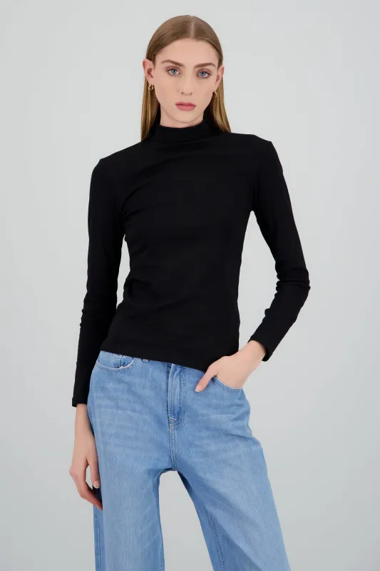 Top liso manga larga cuello alto sold by Shasa