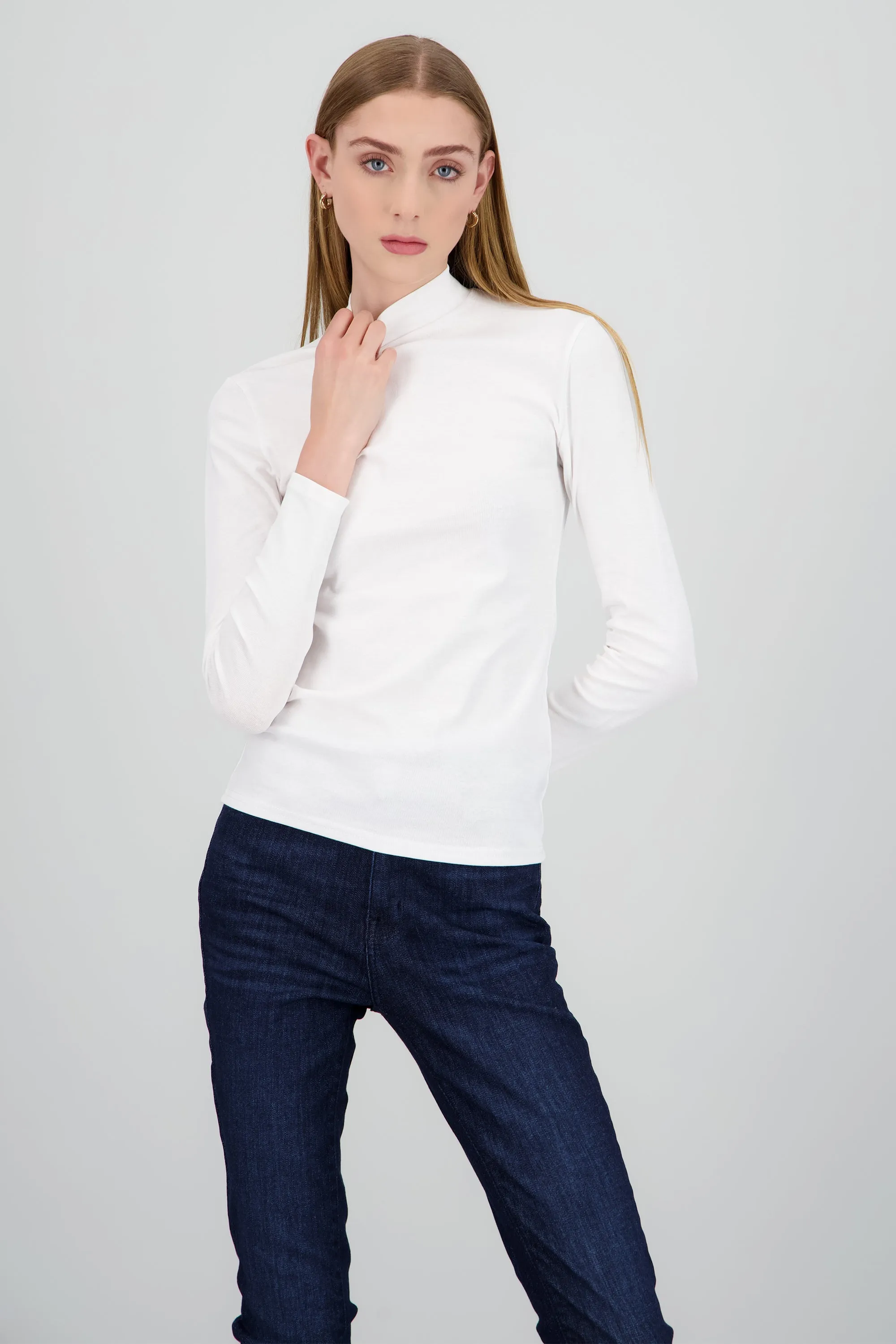 Top liso manga larga cuello alto sold by Shasa