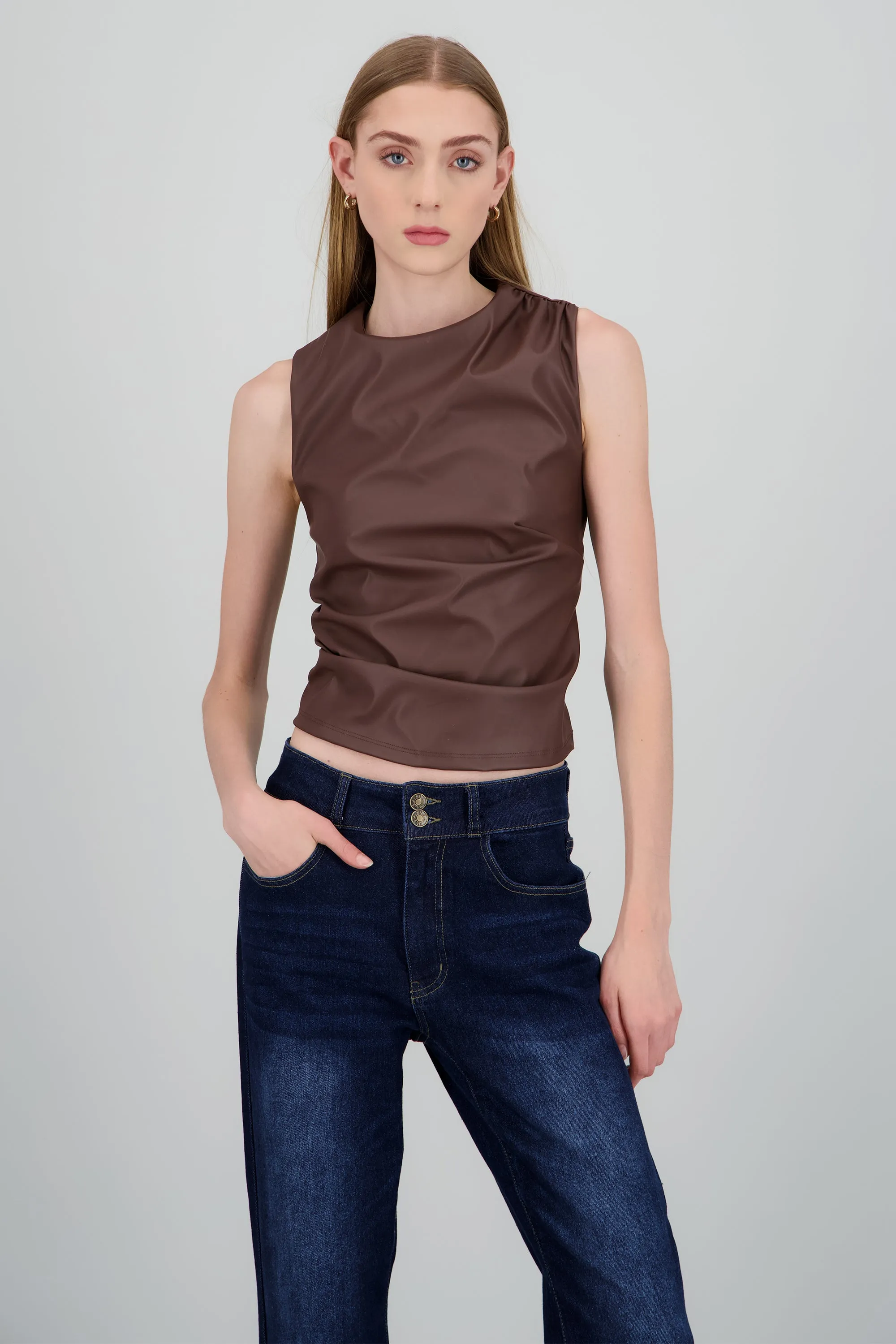 Top cuello alto efecto piel drapeado sold by Shasa