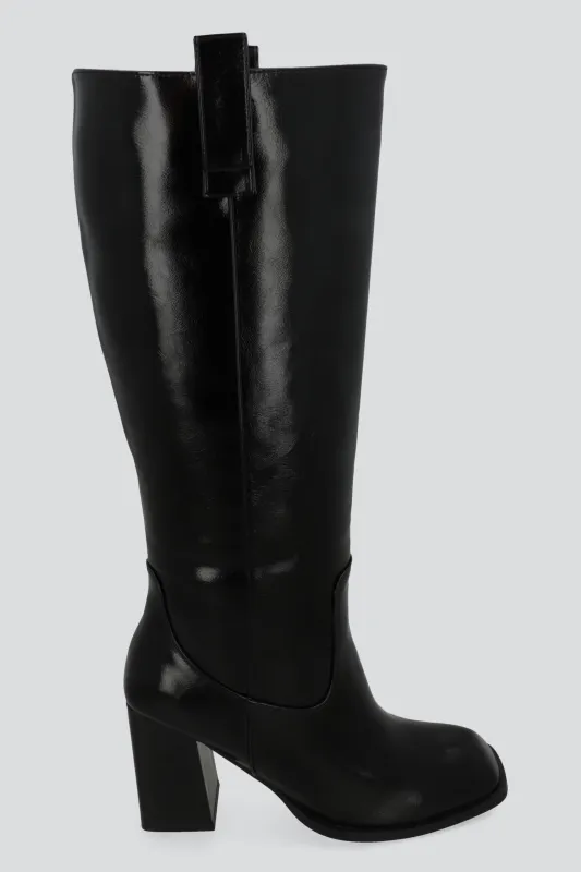 Bota larga estructurada punta cuadrada sold by Shasa