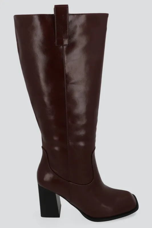 Bota larga estructurada punta cuadrada sold by Shasa