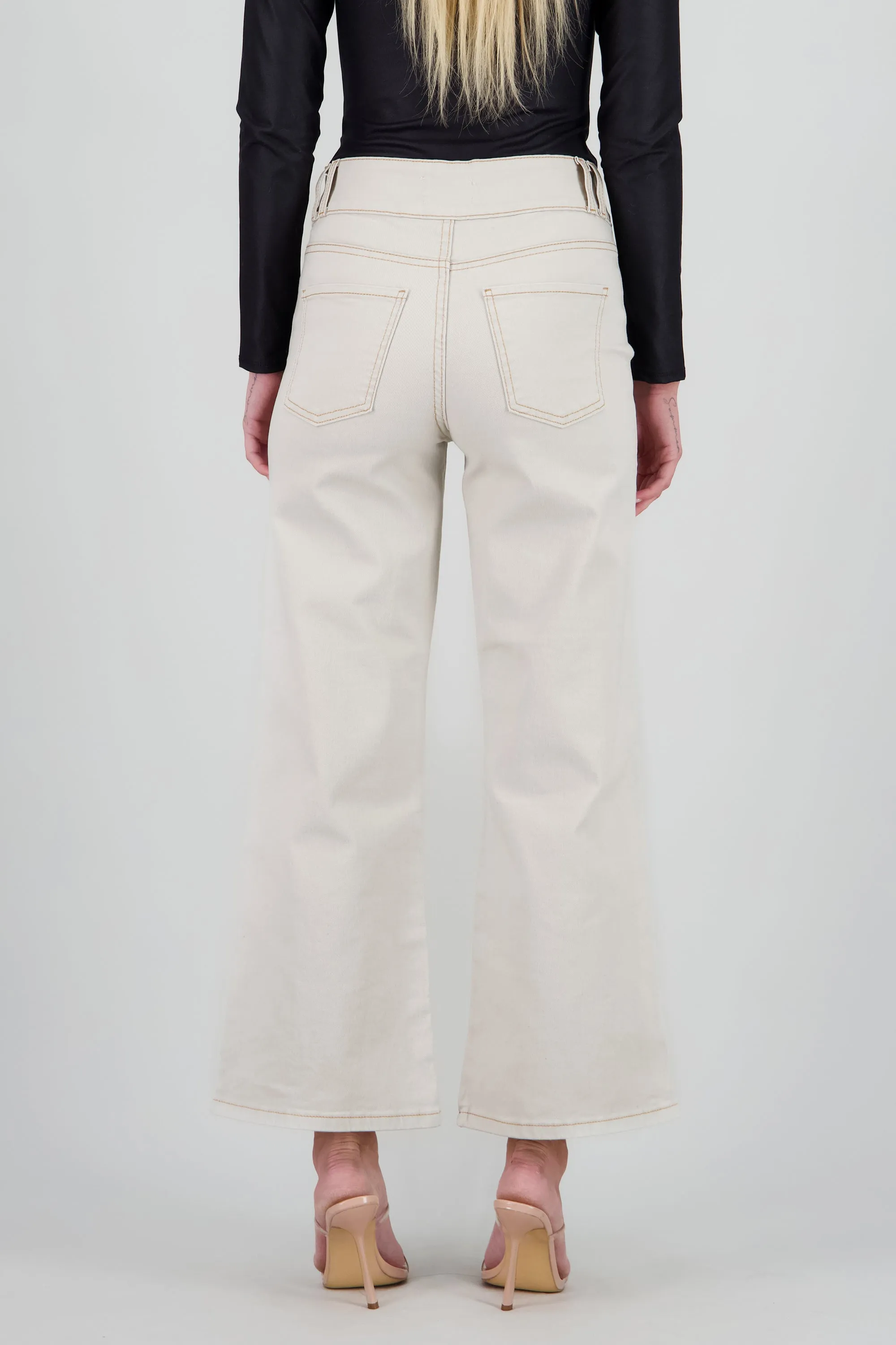 Jeans acampanados detalle bolsas delanteras sold by Shasa product image thumbnail 4