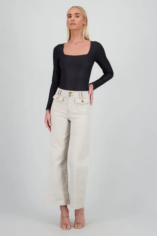 Jeans acampanados detalle bolsas delanteras sold by Shasa