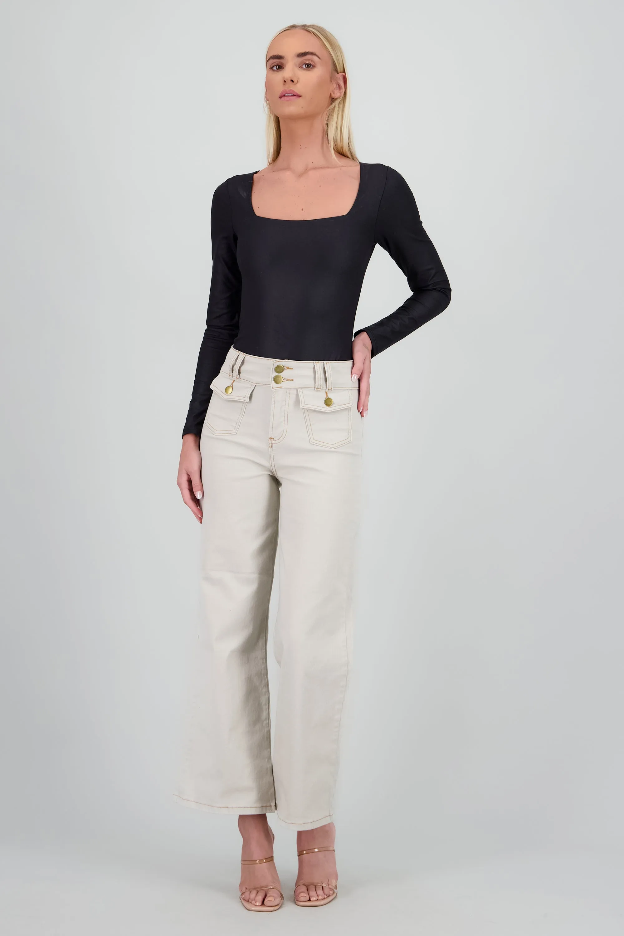 Jeans acampanados detalle bolsas delanteras sold by Shasa