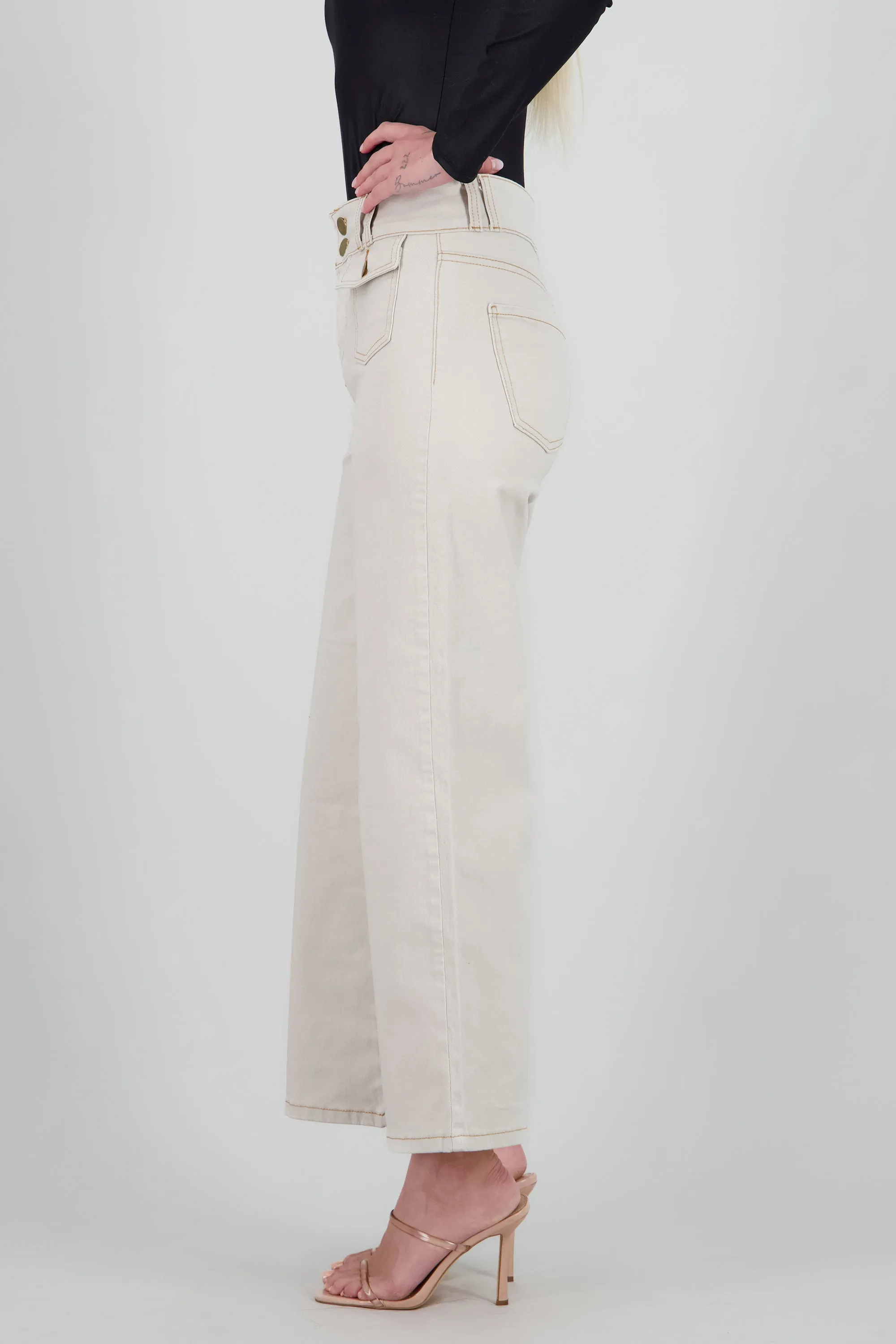 Jeans acampanados detalle bolsas delanteras sold by Shasa product image thumbnail 3