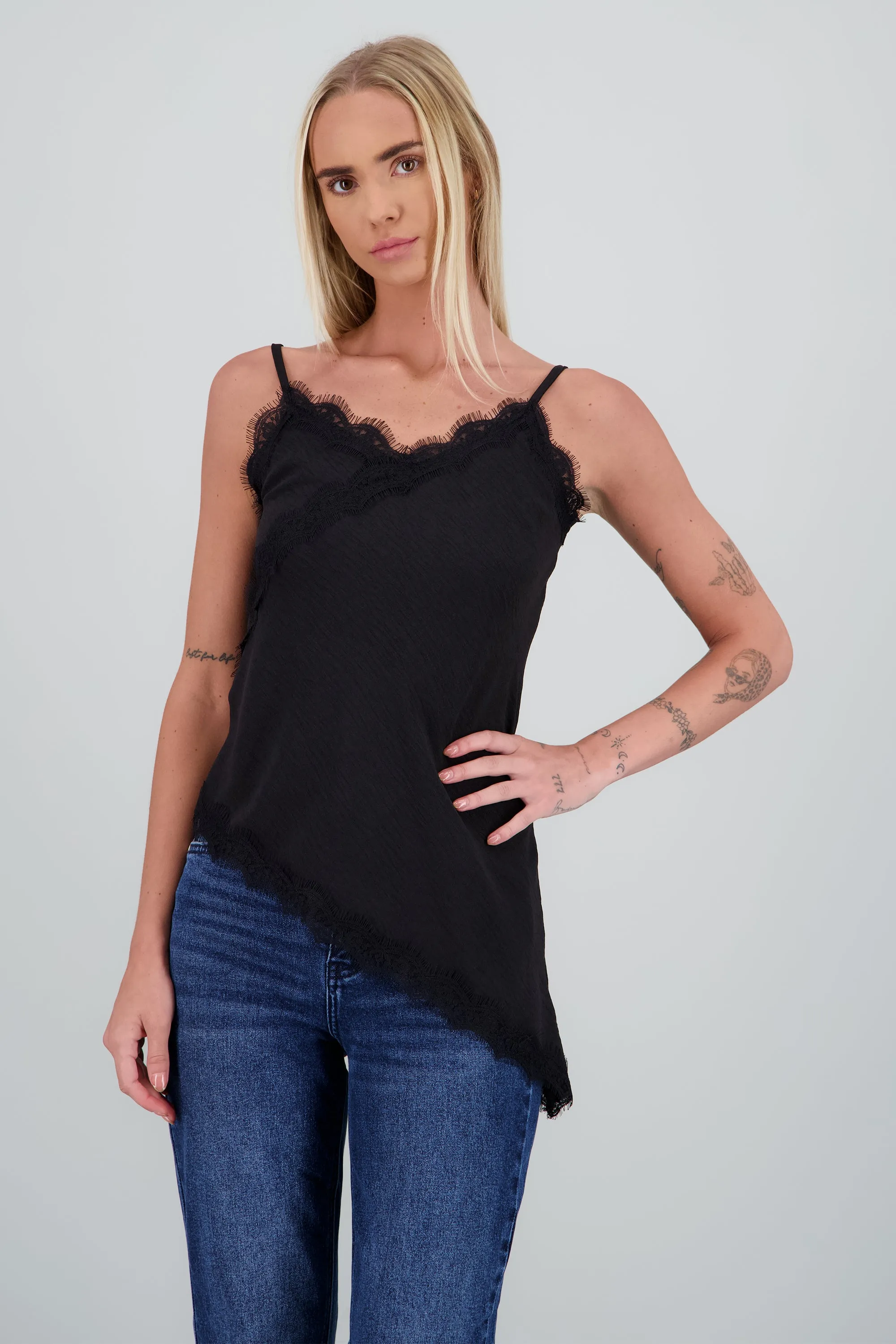 Blusa tirantes detalle encaje sold by Shasa