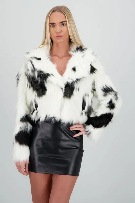 Abrigo de pelo con print de vaca sold by Shasa