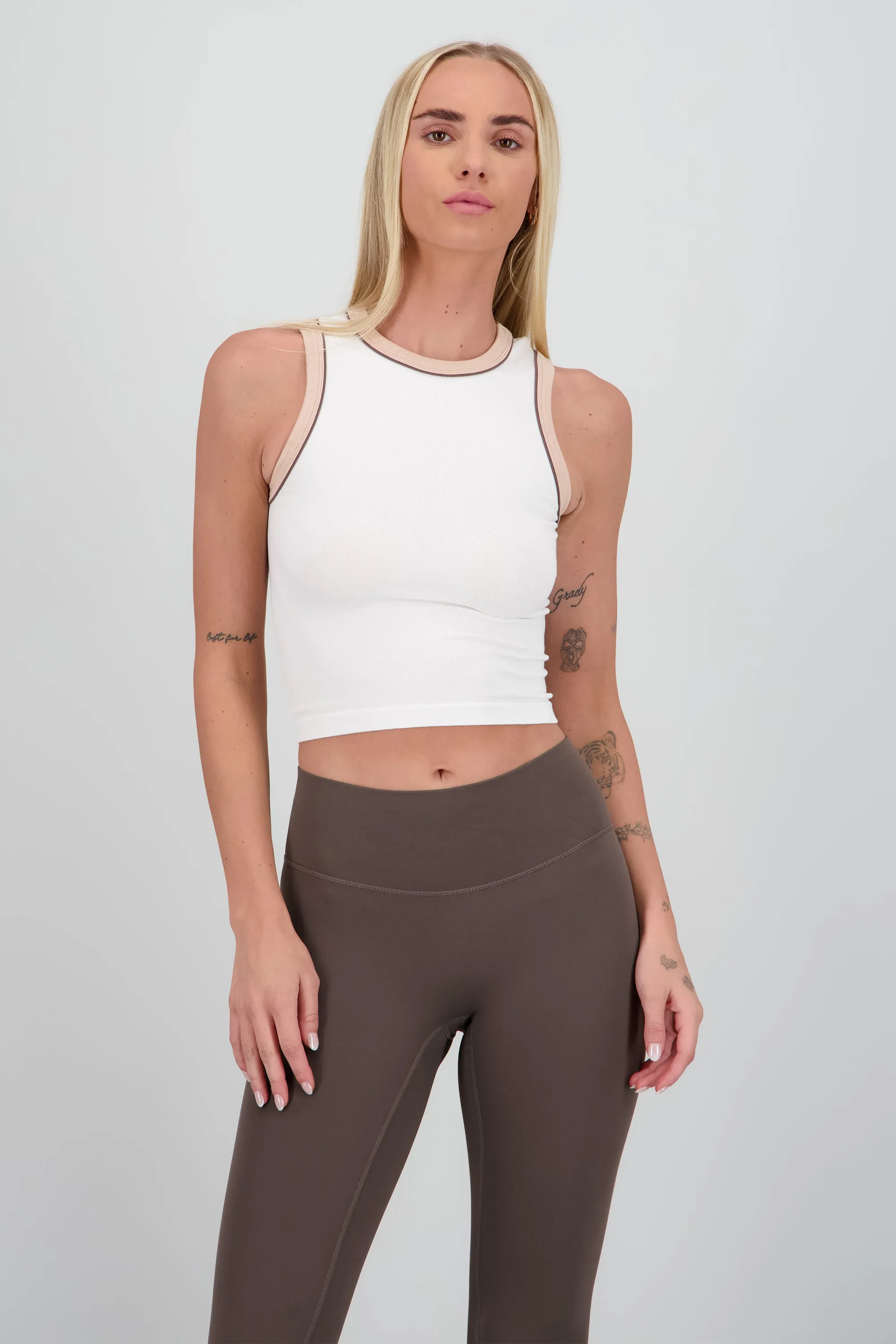 Top sin mangas contraste sold by Shasa