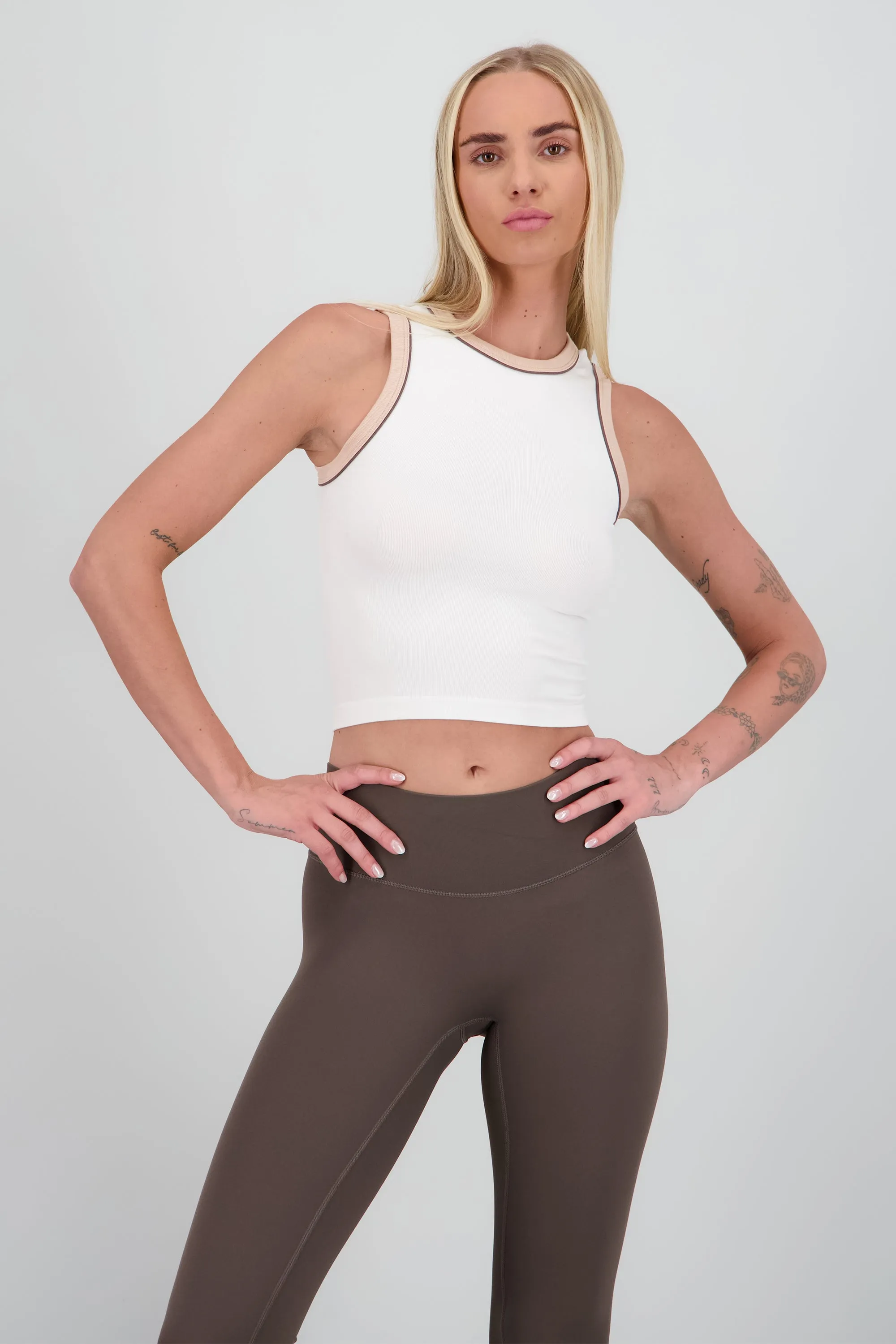 Top sin mangas contraste sold by Shasa product image thumbnail 2