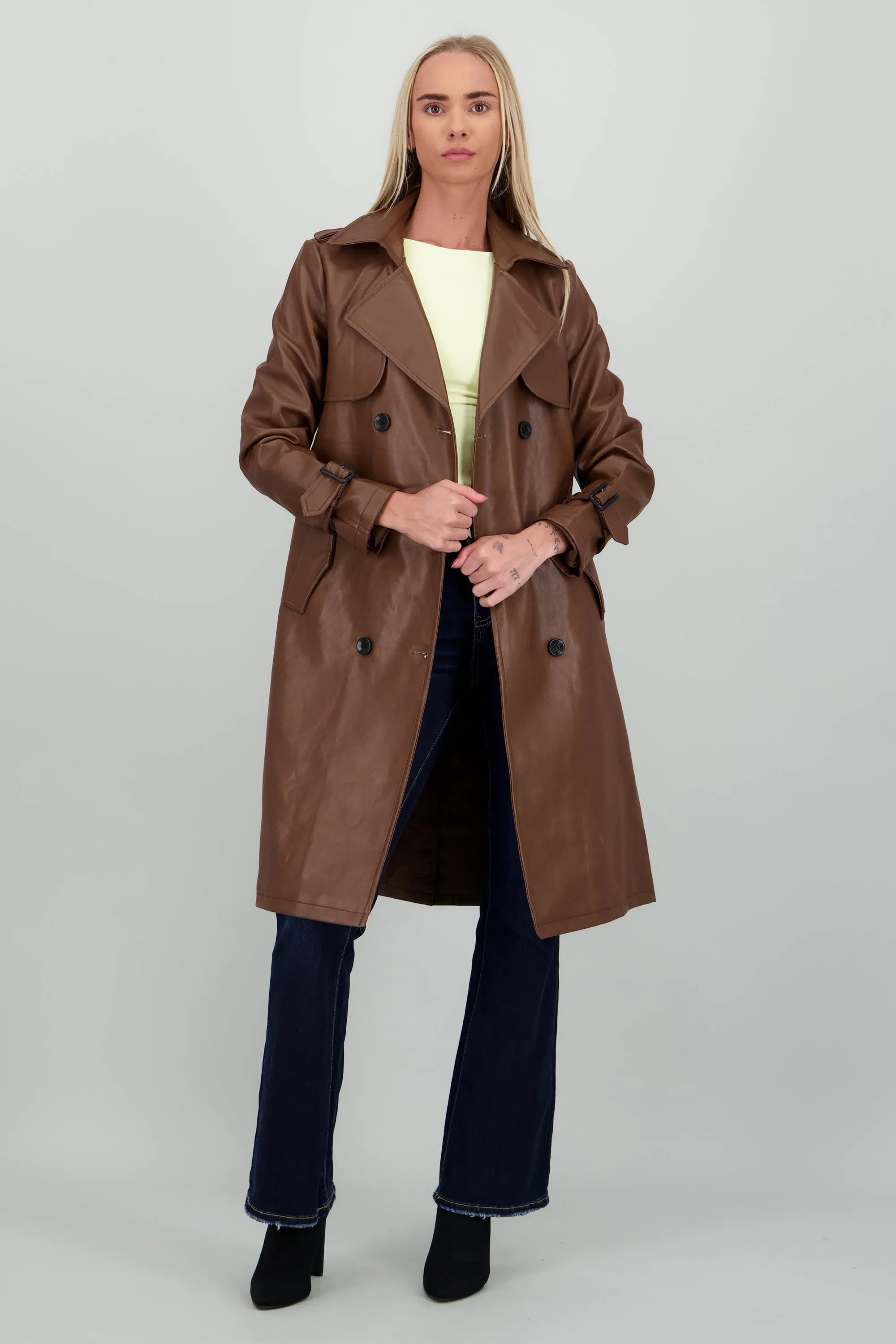 Gabardina larga pu lisa sold by Shasa