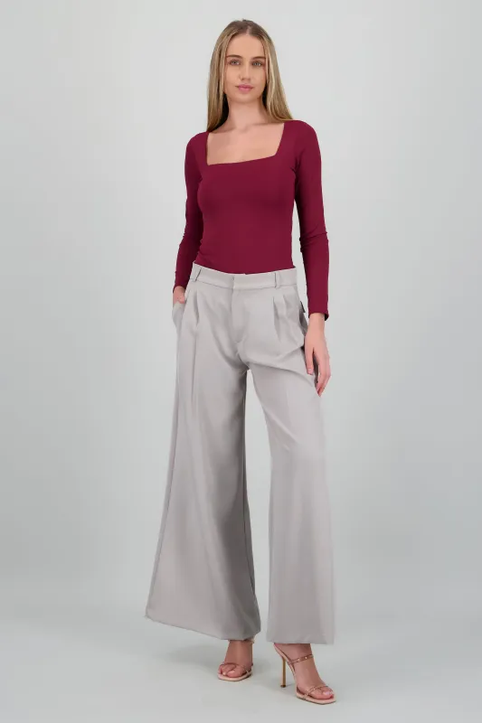 Pantalon amplio liso detalle pinzas sold by Shasa