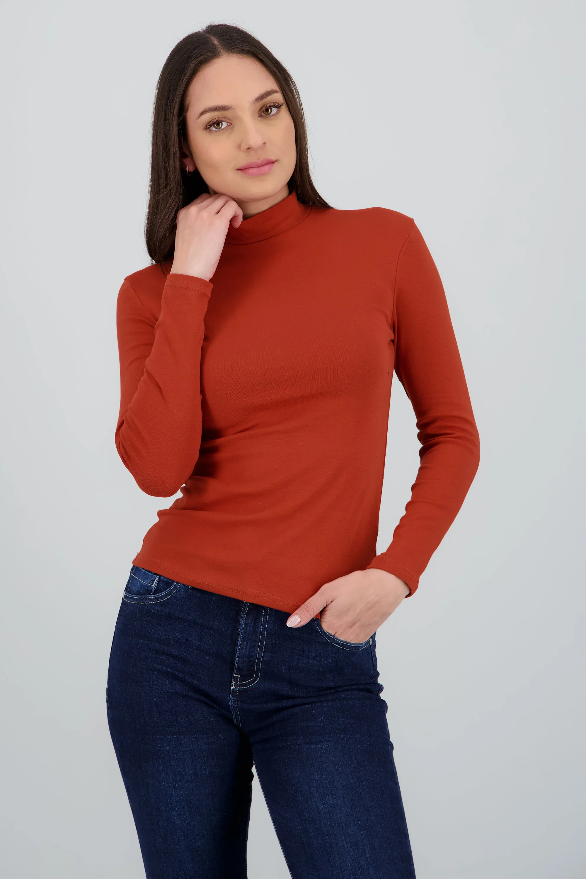 Top liso manga larga cuello alto sold by Shasa