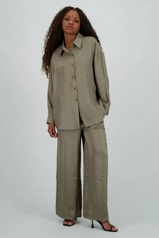 Pantalon amplio fluido detalle satinado sold by Shasa