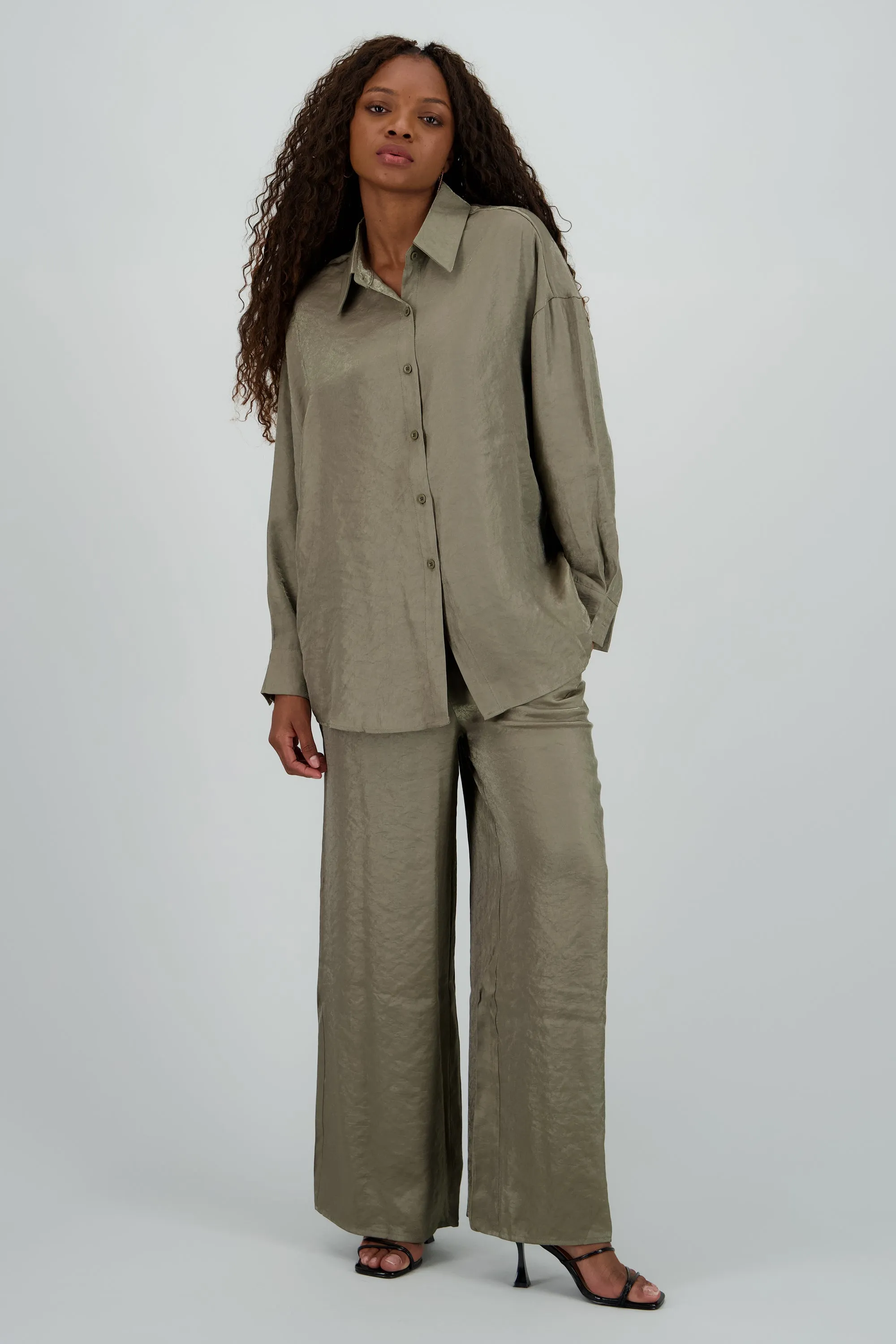 Pantalon amplio fluido detalle satinado sold by Shasa