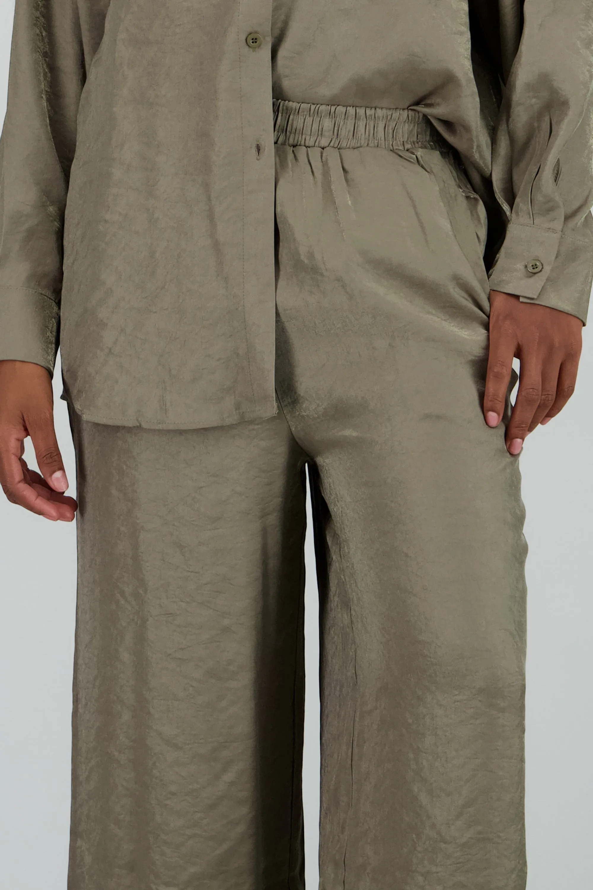Pantalon amplio fluido detalle satinado sold by Shasa product image thumbnail 5