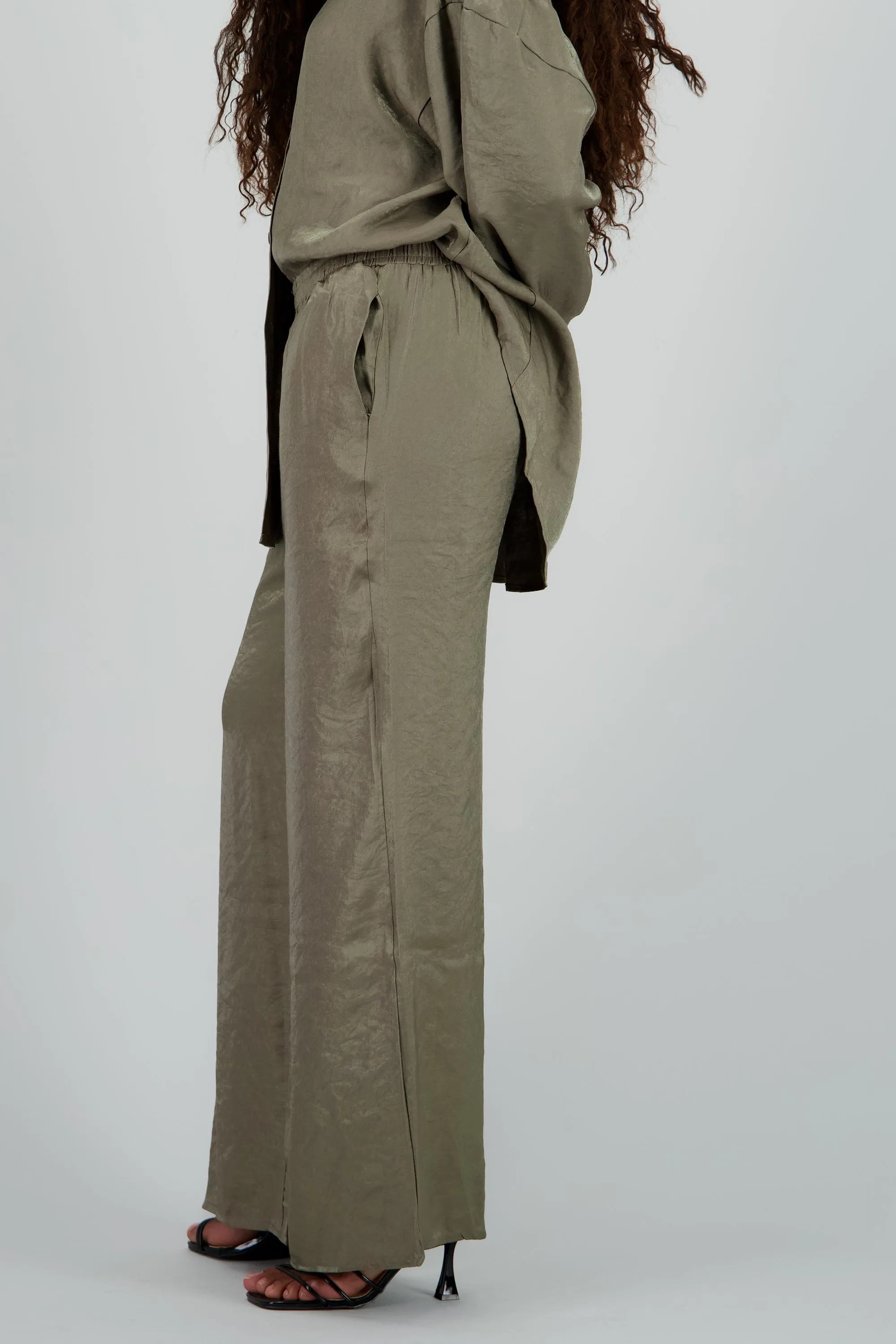 Pantalon amplio fluido detalle satinado sold by Shasa product image thumbnail 3