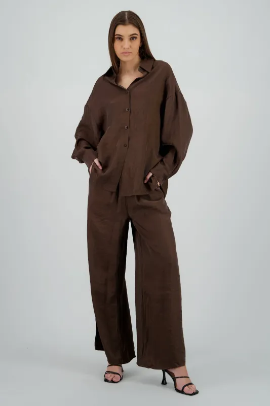 Pantalon amplio fluido detalle satinado sold by Shasa