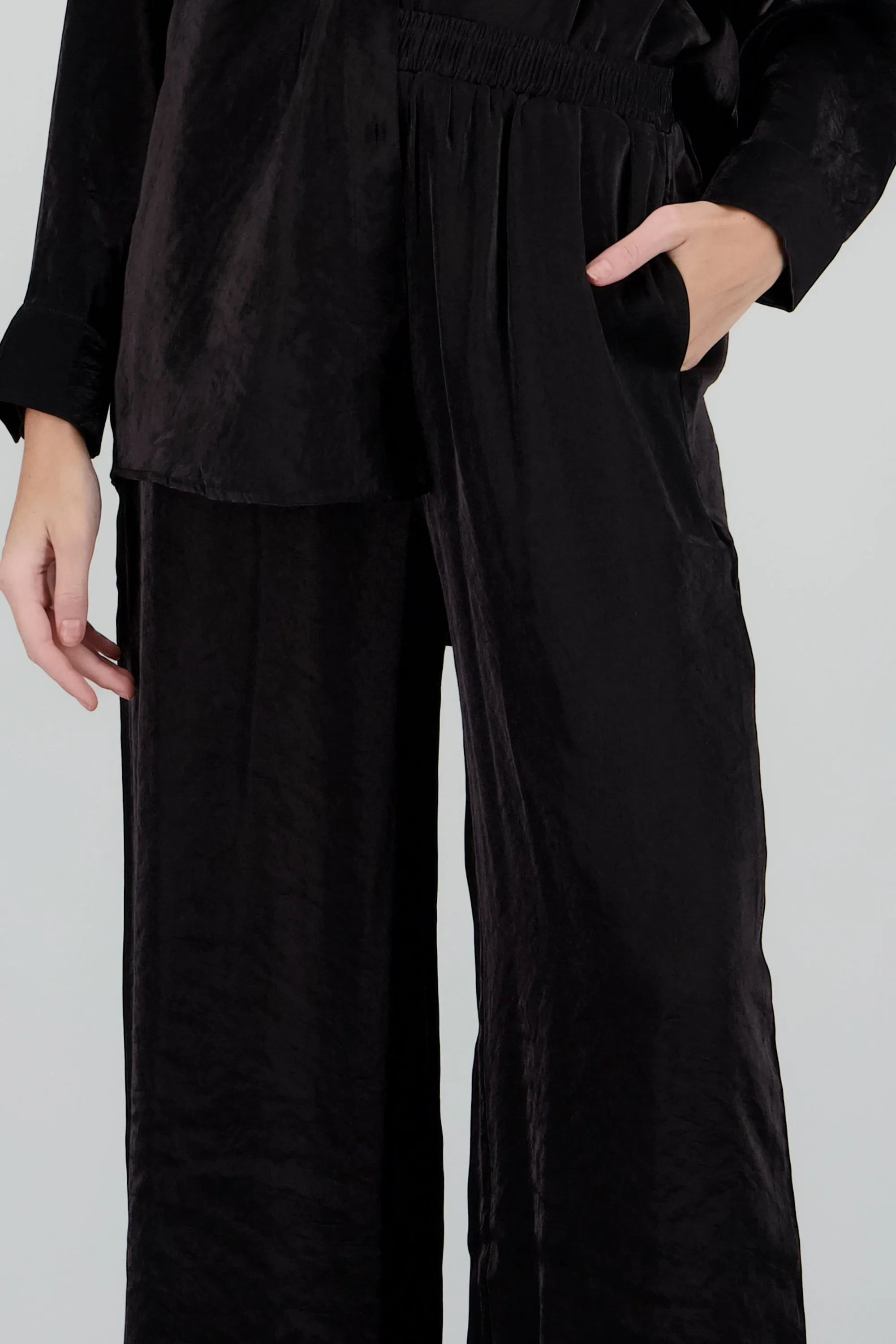 Pantalon amplio fluido detalle satinado sold by Shasa product image thumbnail 5